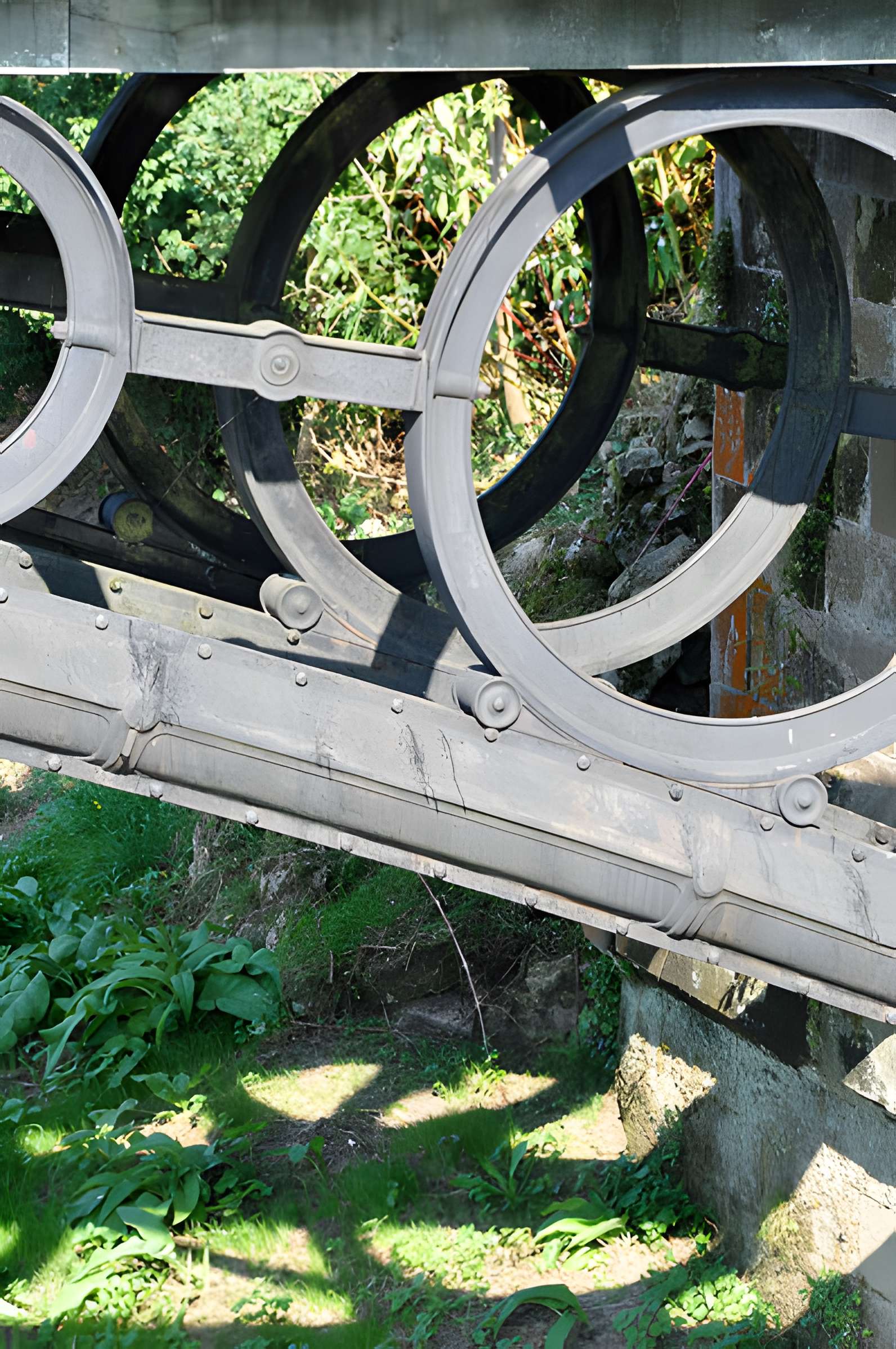 Pont métallique sur la rivière La Lanterne à Bourguignon-lès-Conflans