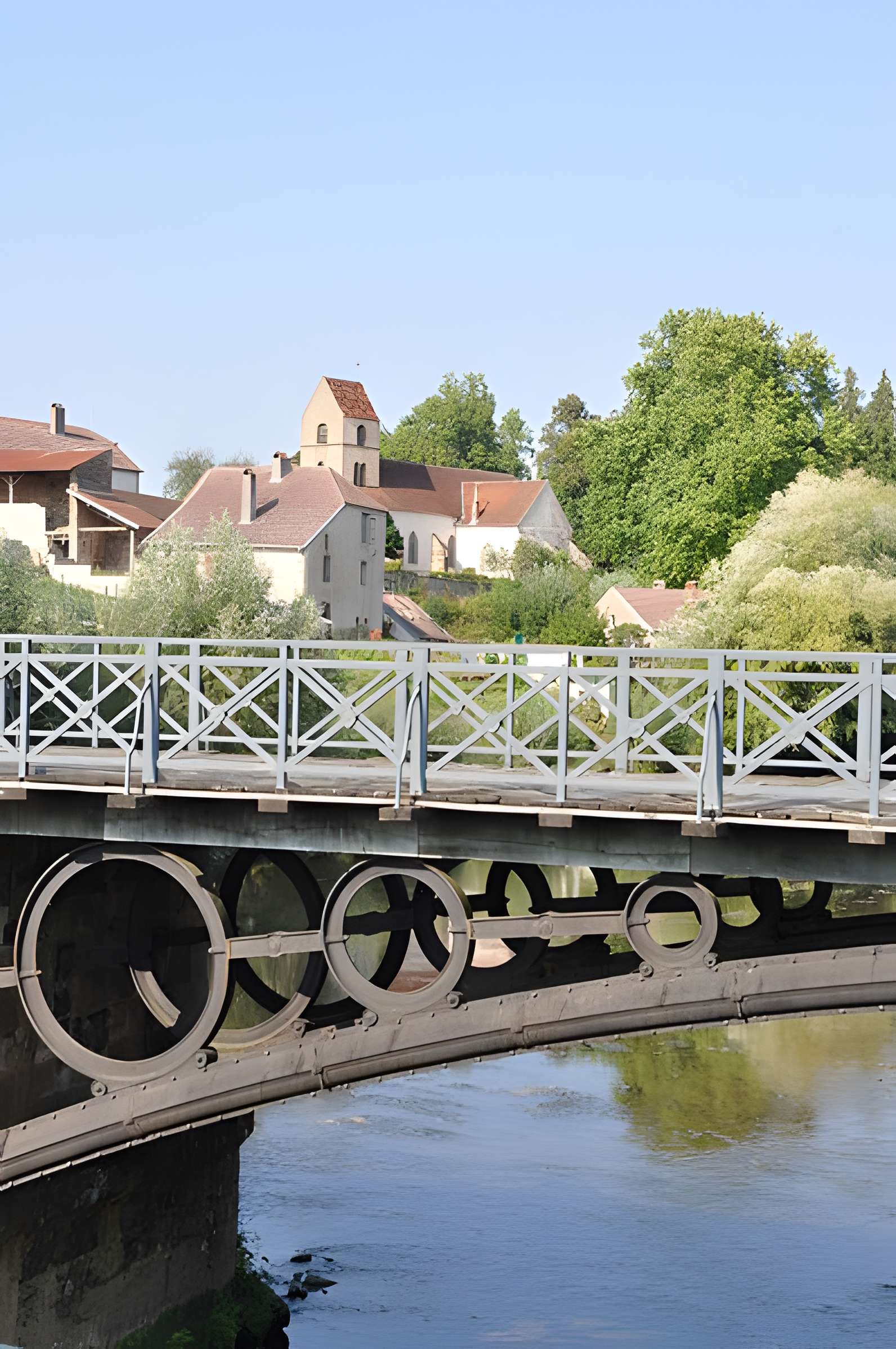 Pont métallique sur la rivière La Lanterne à Bourguignon-lès-Conflans