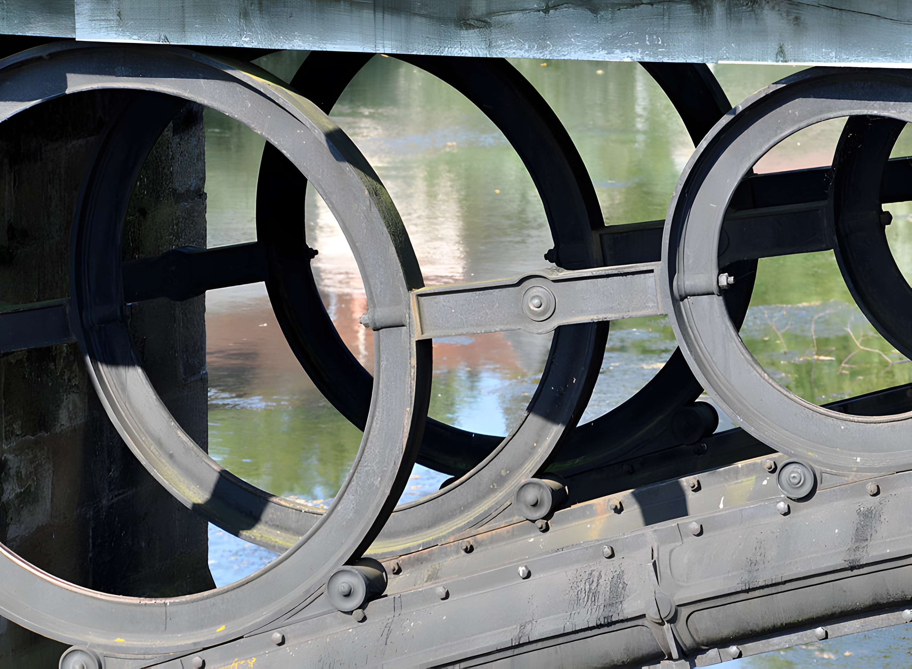 Pont métallique sur la rivière La Lanterne à Bourguignon-lès-Conflans