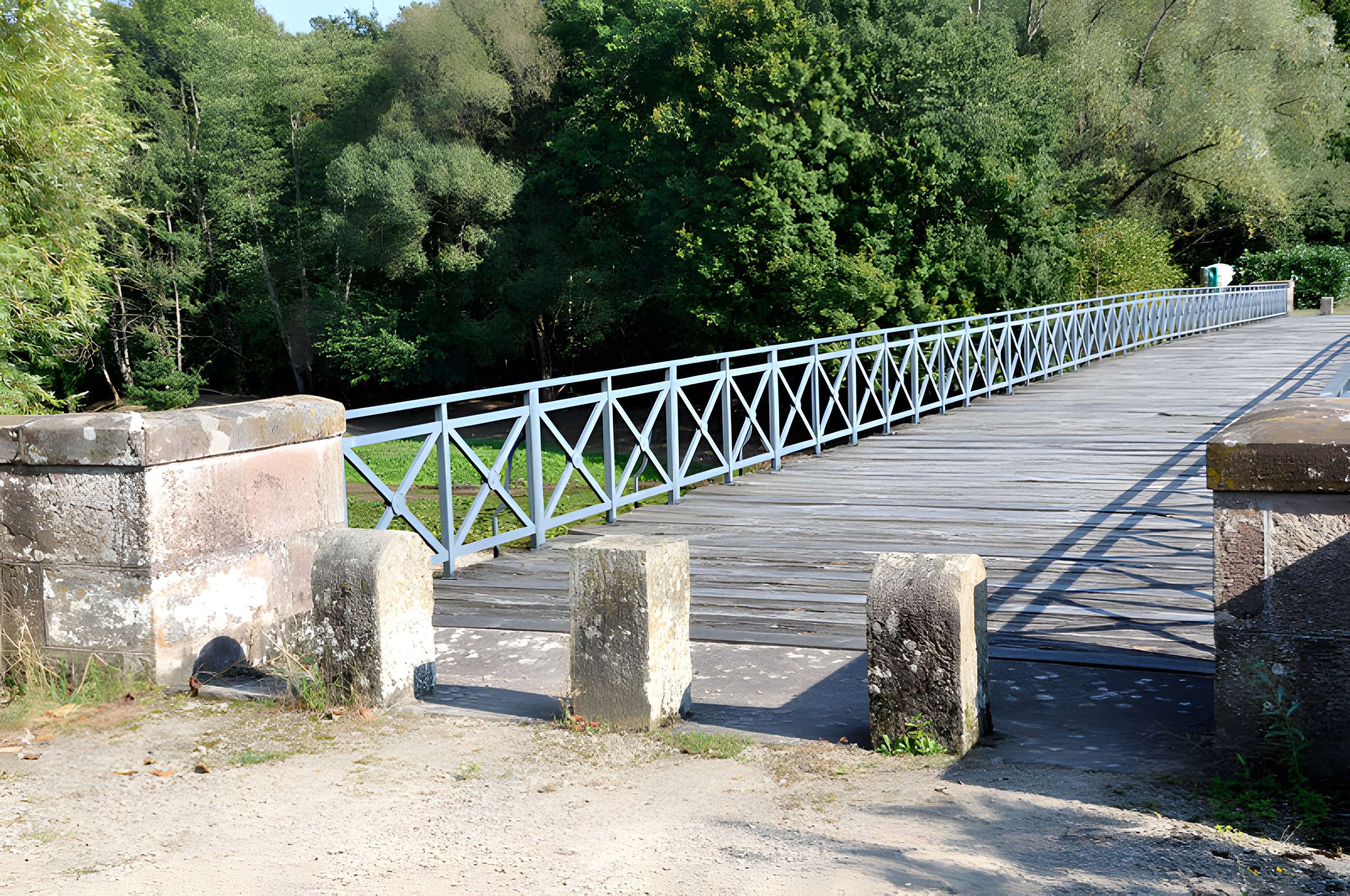 Pont métallique sur la rivière La Lanterne à Bourguignon-lès-Conflans
