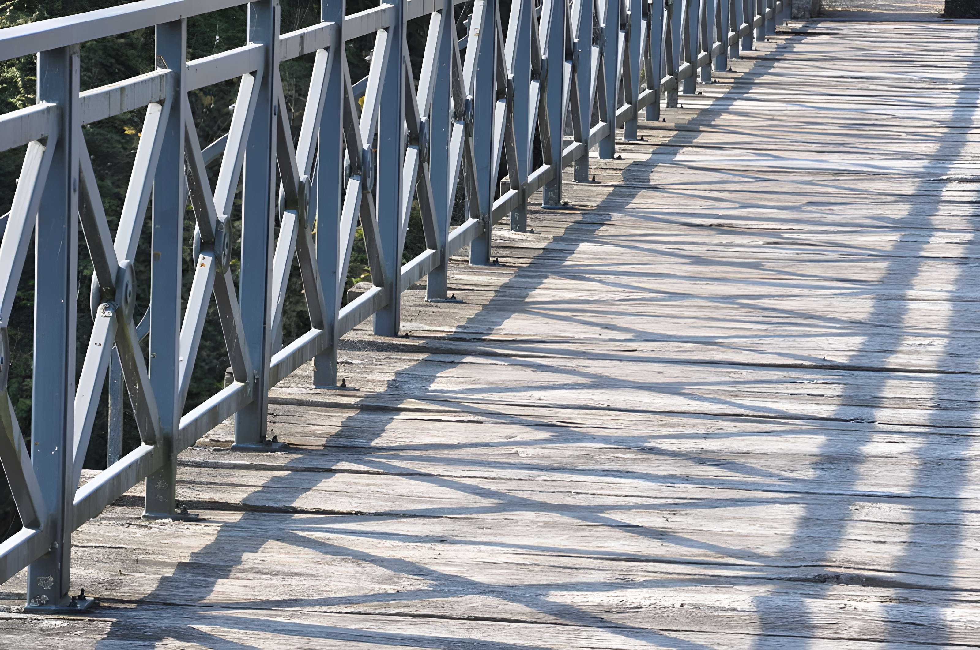 Pont métallique sur la rivière La Lanterne à Bourguignon-lès-Conflans