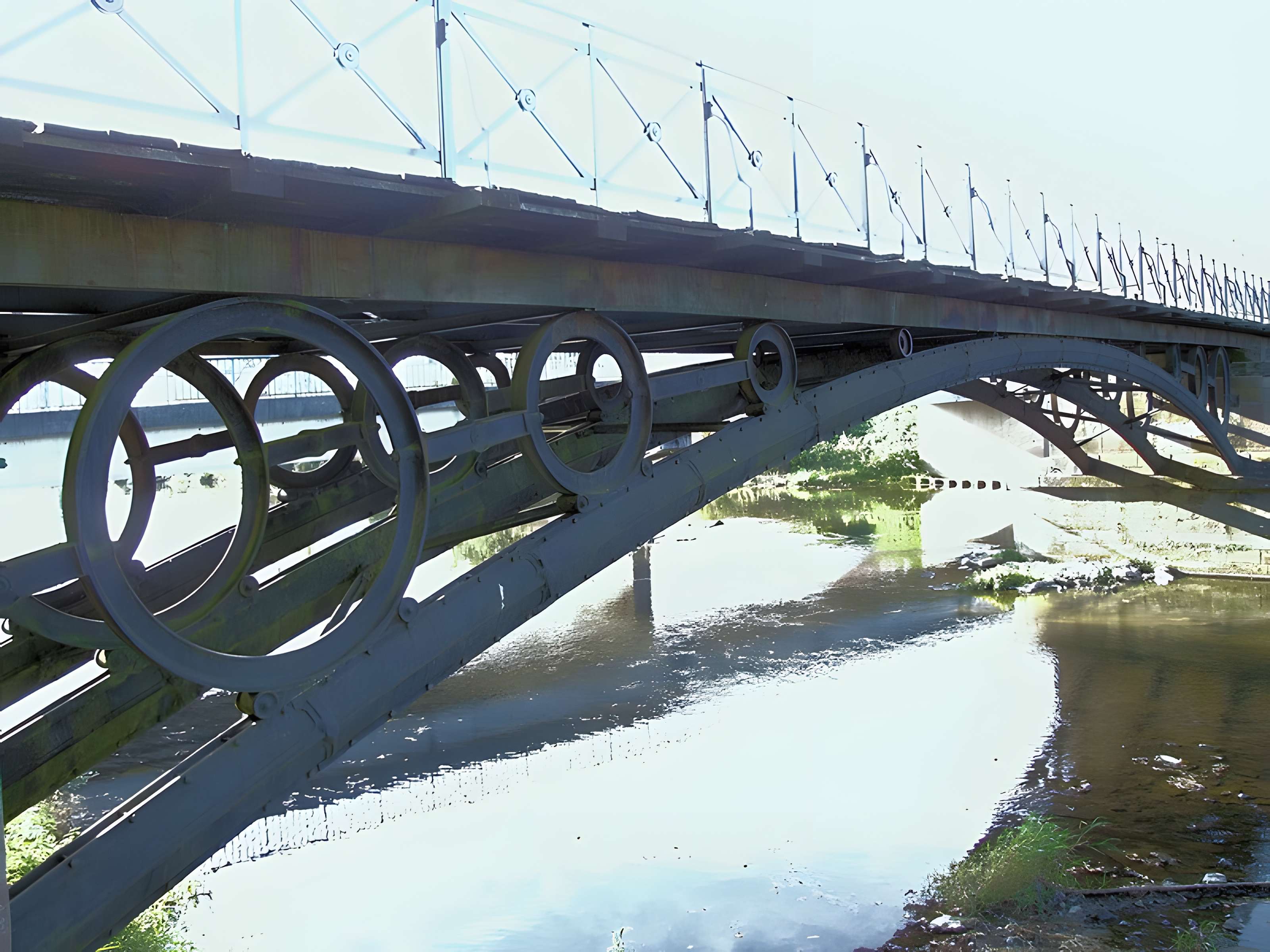 Pont métallique sur la rivière La Lanterne à Bourguignon-lès-Conflans