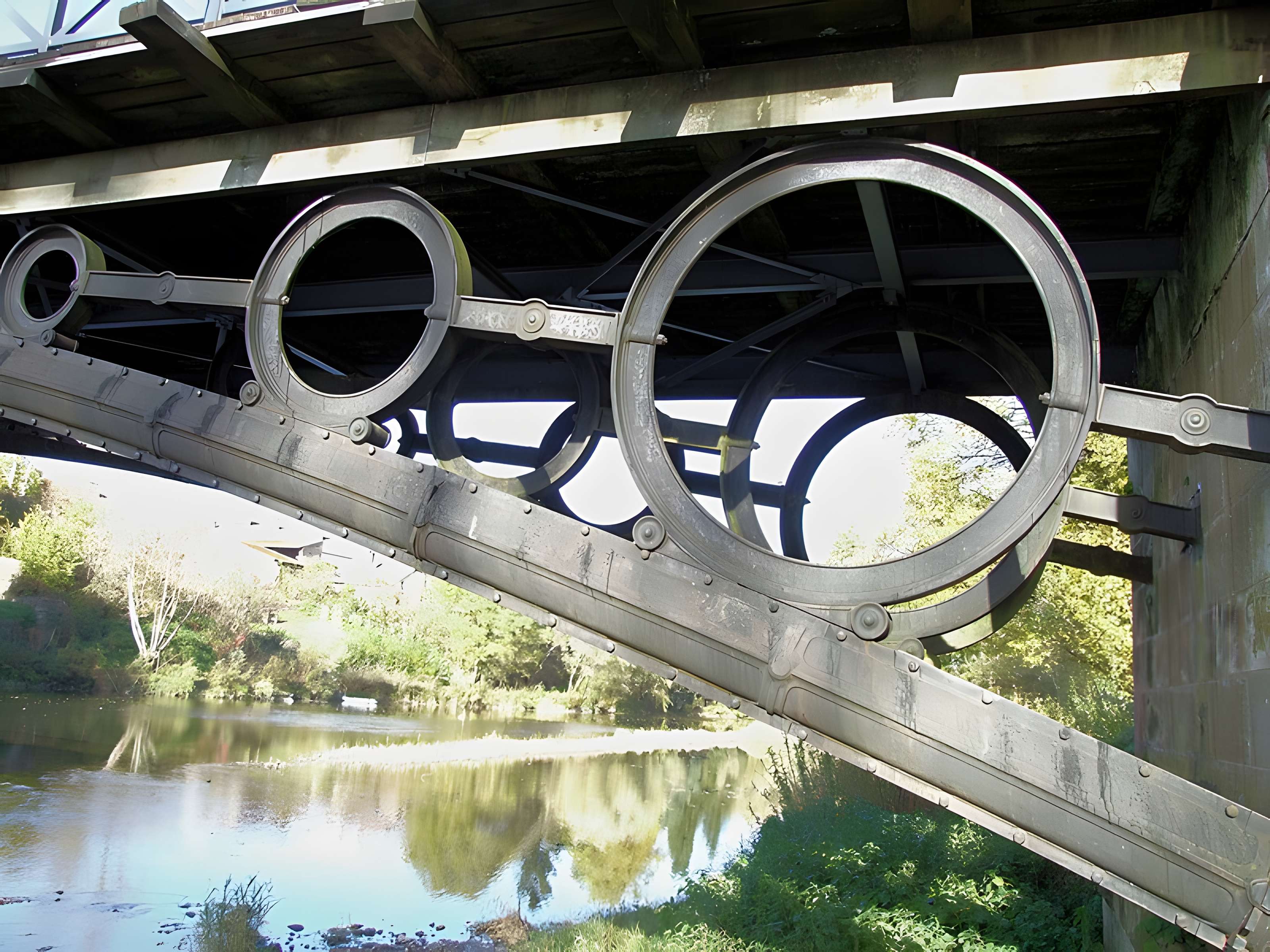 Pont métallique sur la rivière La Lanterne à Bourguignon-lès-Conflans