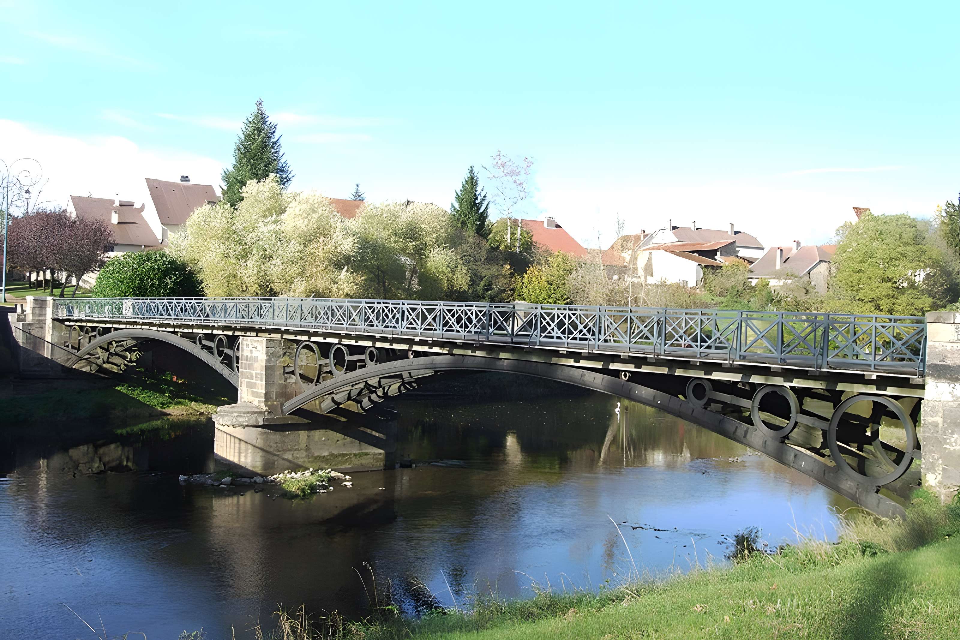 Pont métallique sur la rivière La Lanterne à Bourguignon-lès-Conflans