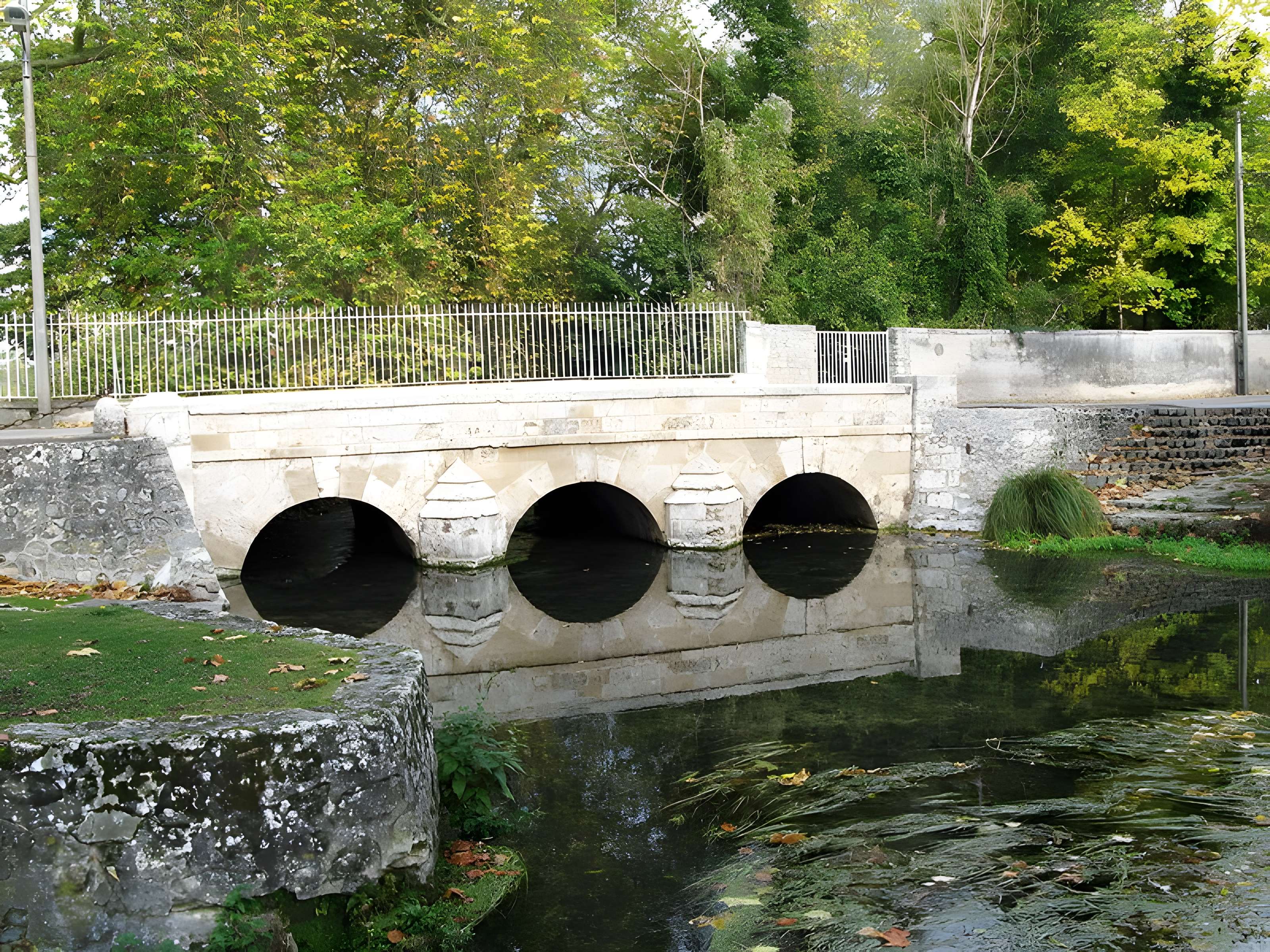 Pont sur la Juine à Méréville 