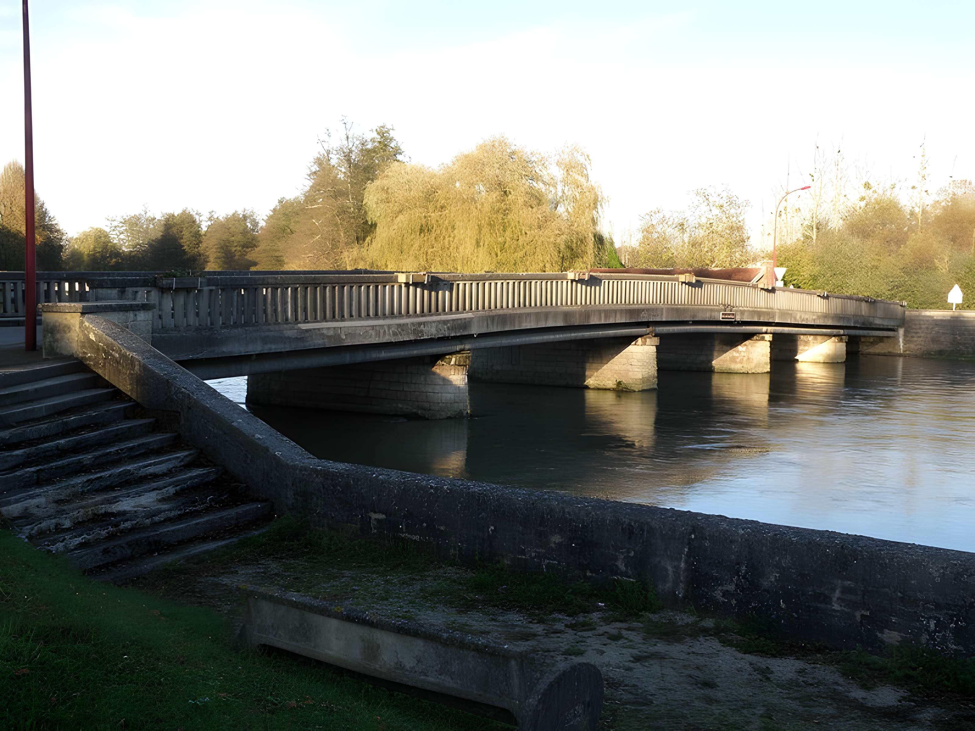 Pont sur la Seine à Fouchères 