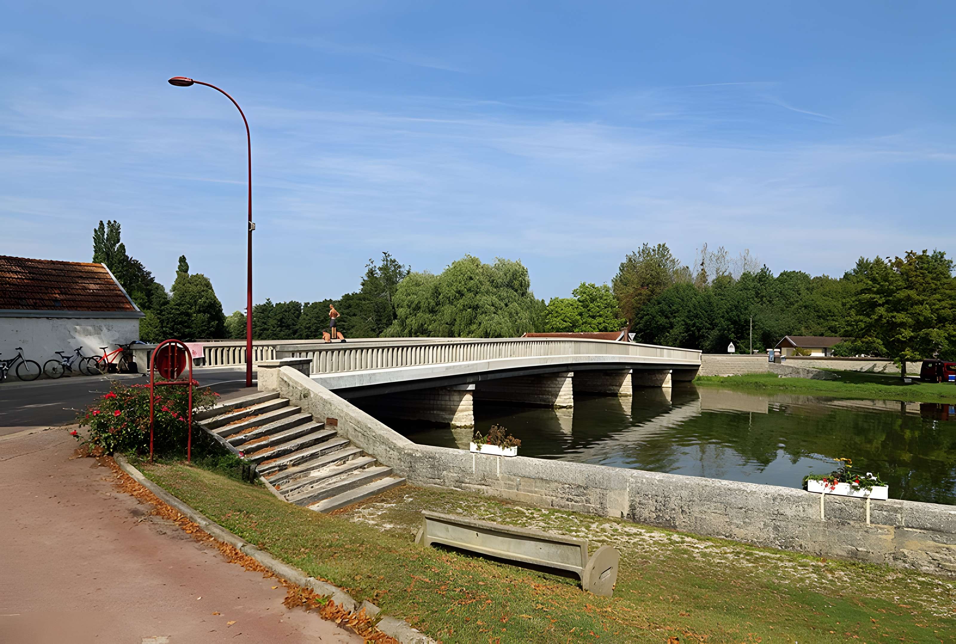 Pont sur la Seine à Fouchères