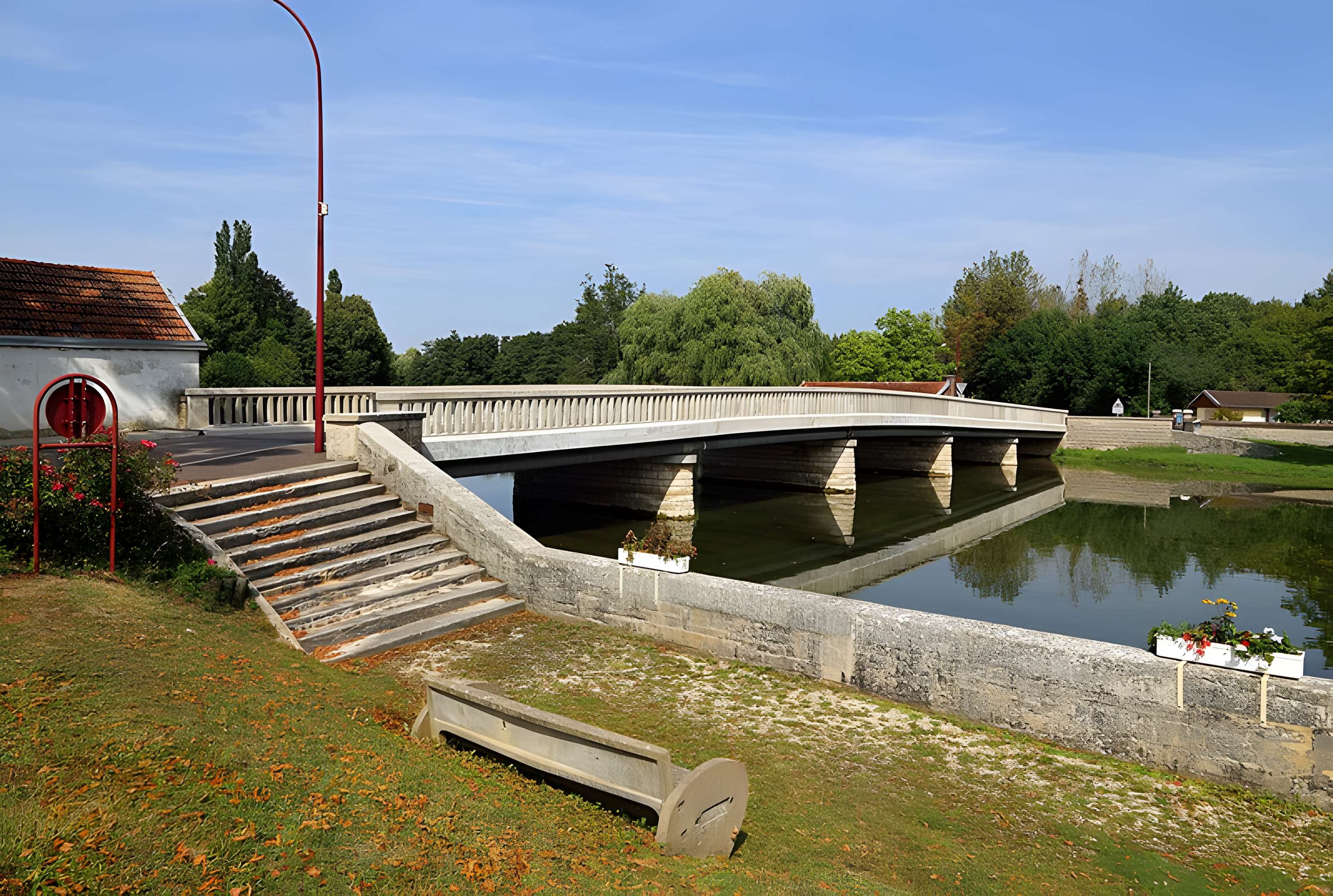 Pont sur la Seine à Fouchères