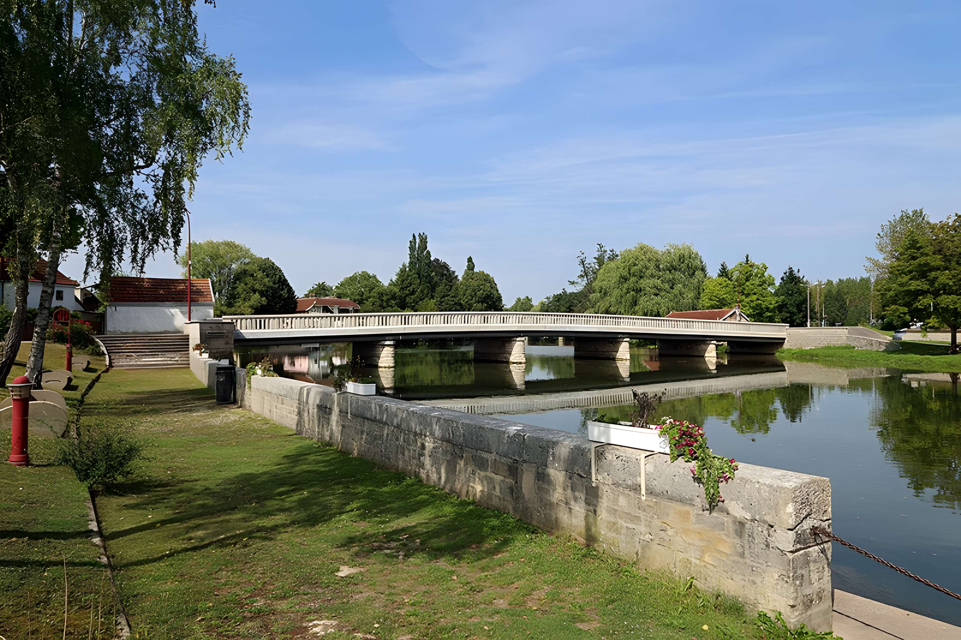 Pont sur la Seine à Fouchères