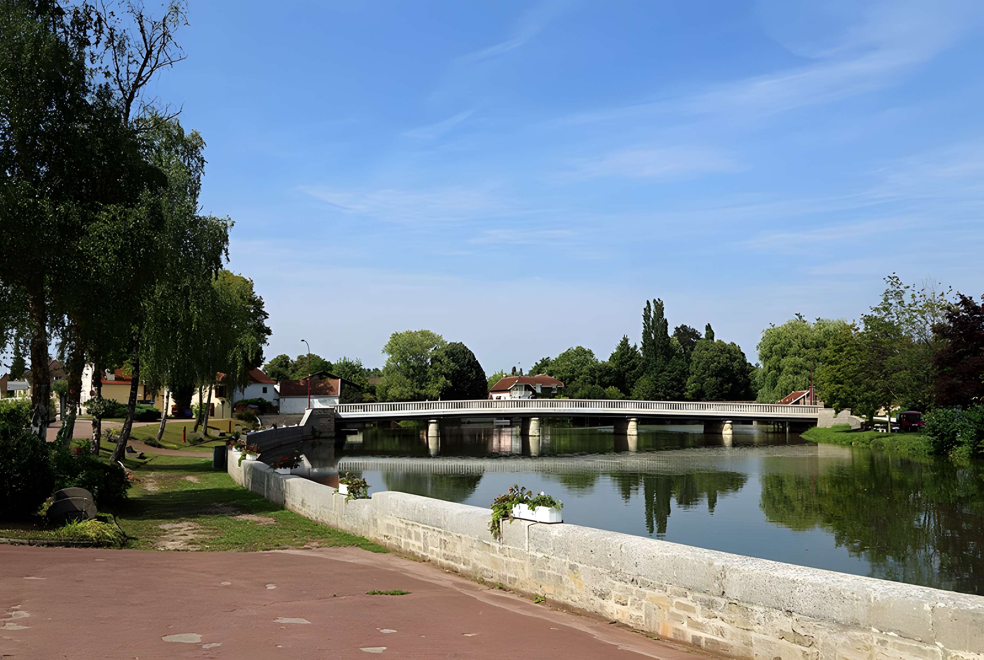Pont sur la Seine à Fouchères