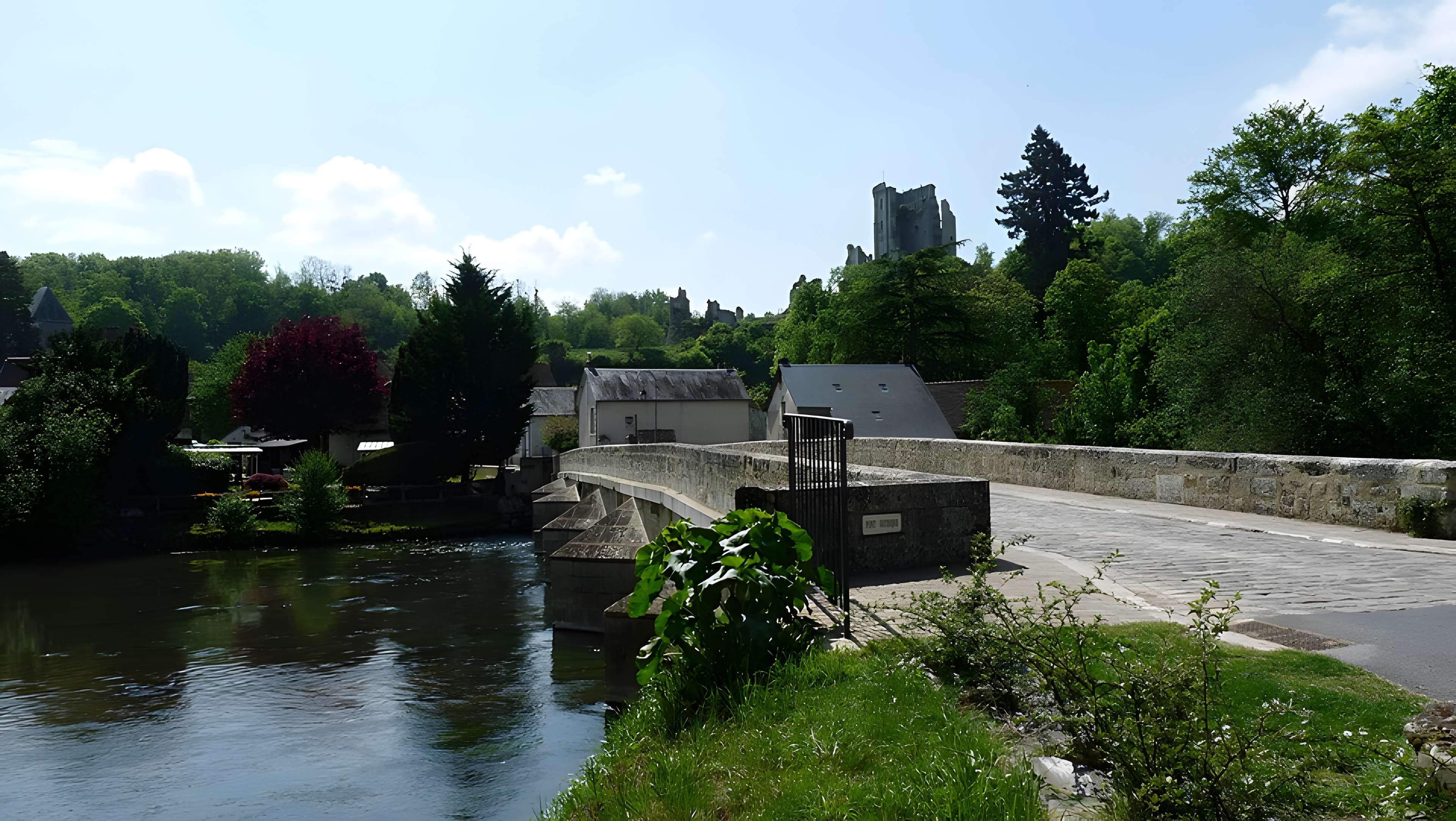 Pont sur le Loir à Lavardin