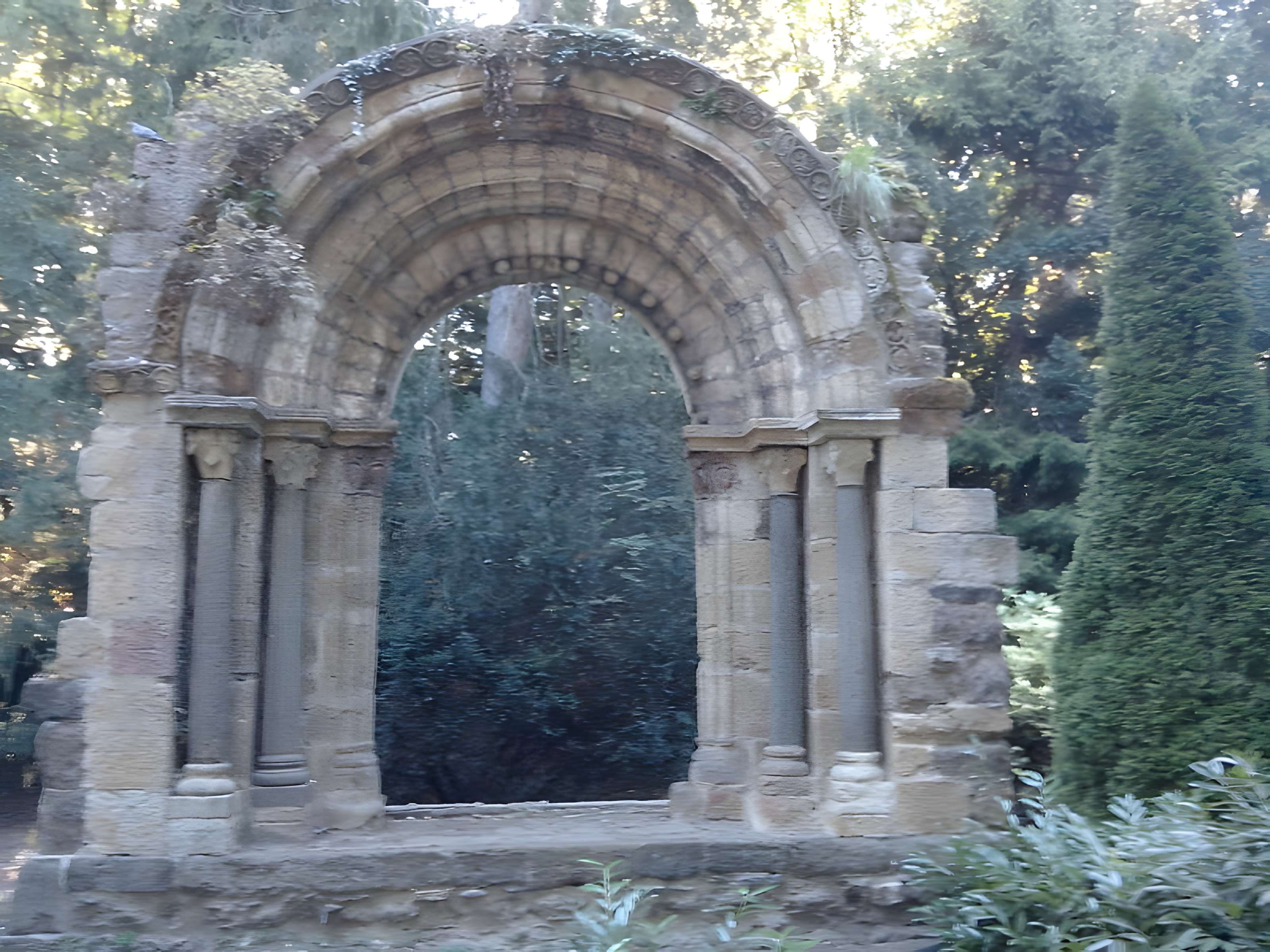 Portail roman de l'abbaye de Vorey au Puy En Velay 