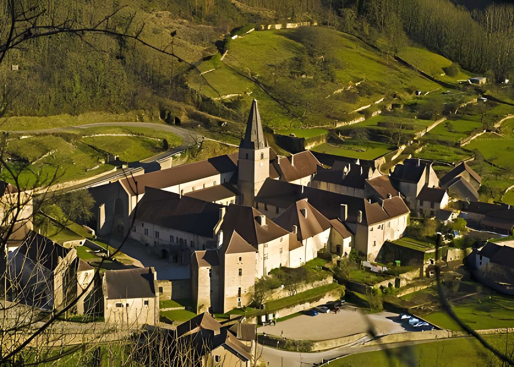 Abbaye Saint-Pierre de Baume-les-Messieurs vue aérienne