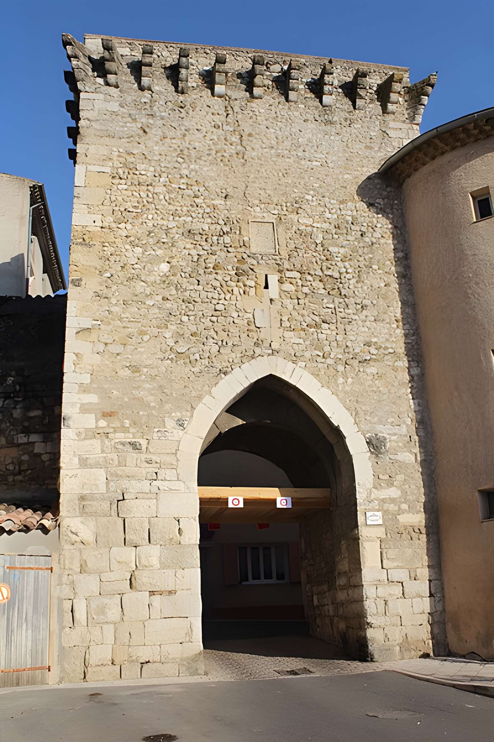 Porte d'Ayguières à Riez