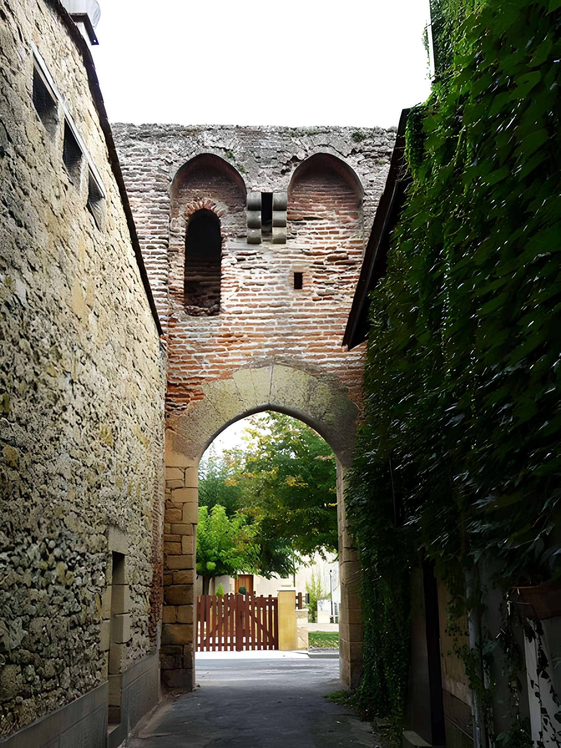 Porte des fortifications dite Porte Romaine