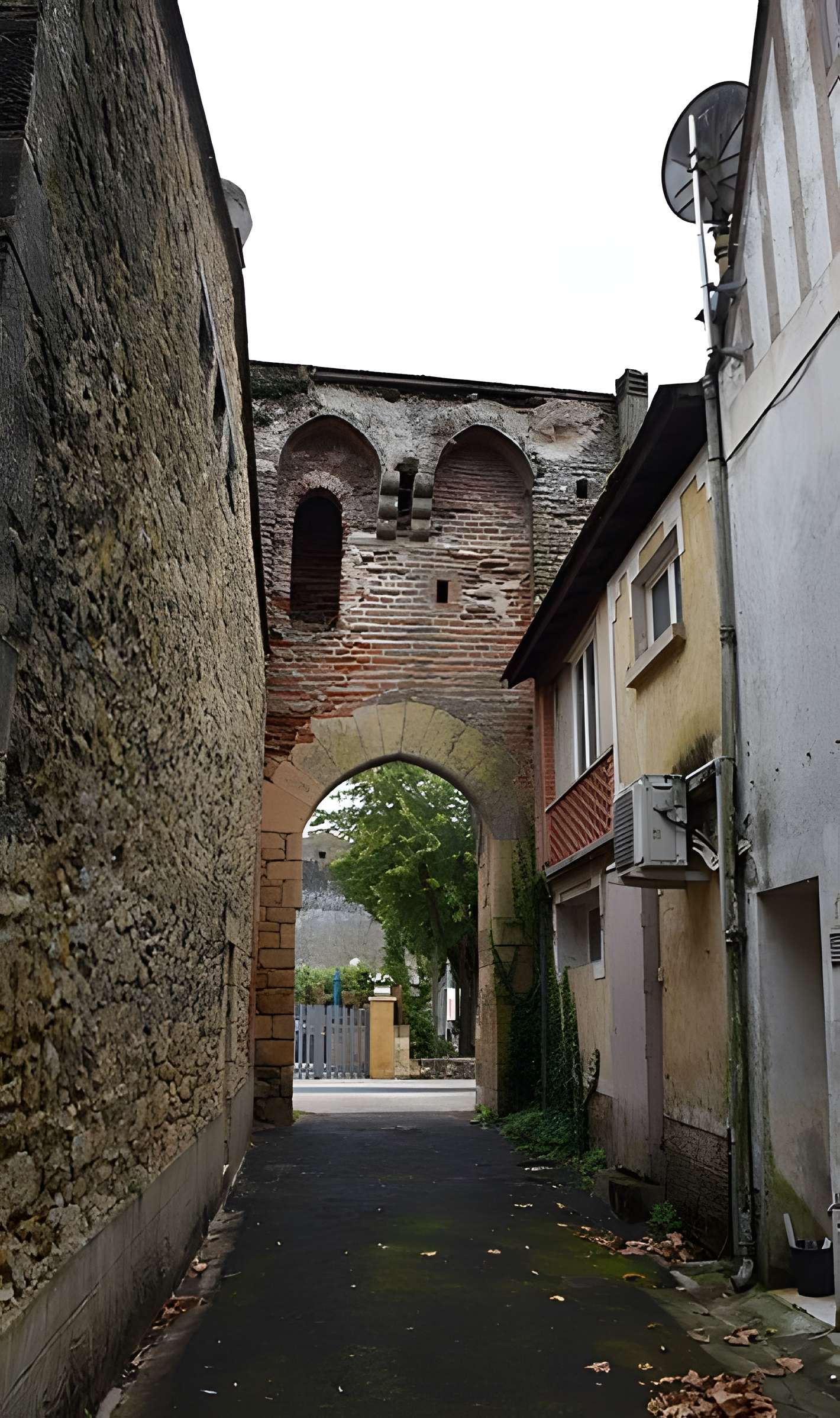 Porte des fortifications dite Porte Romaine