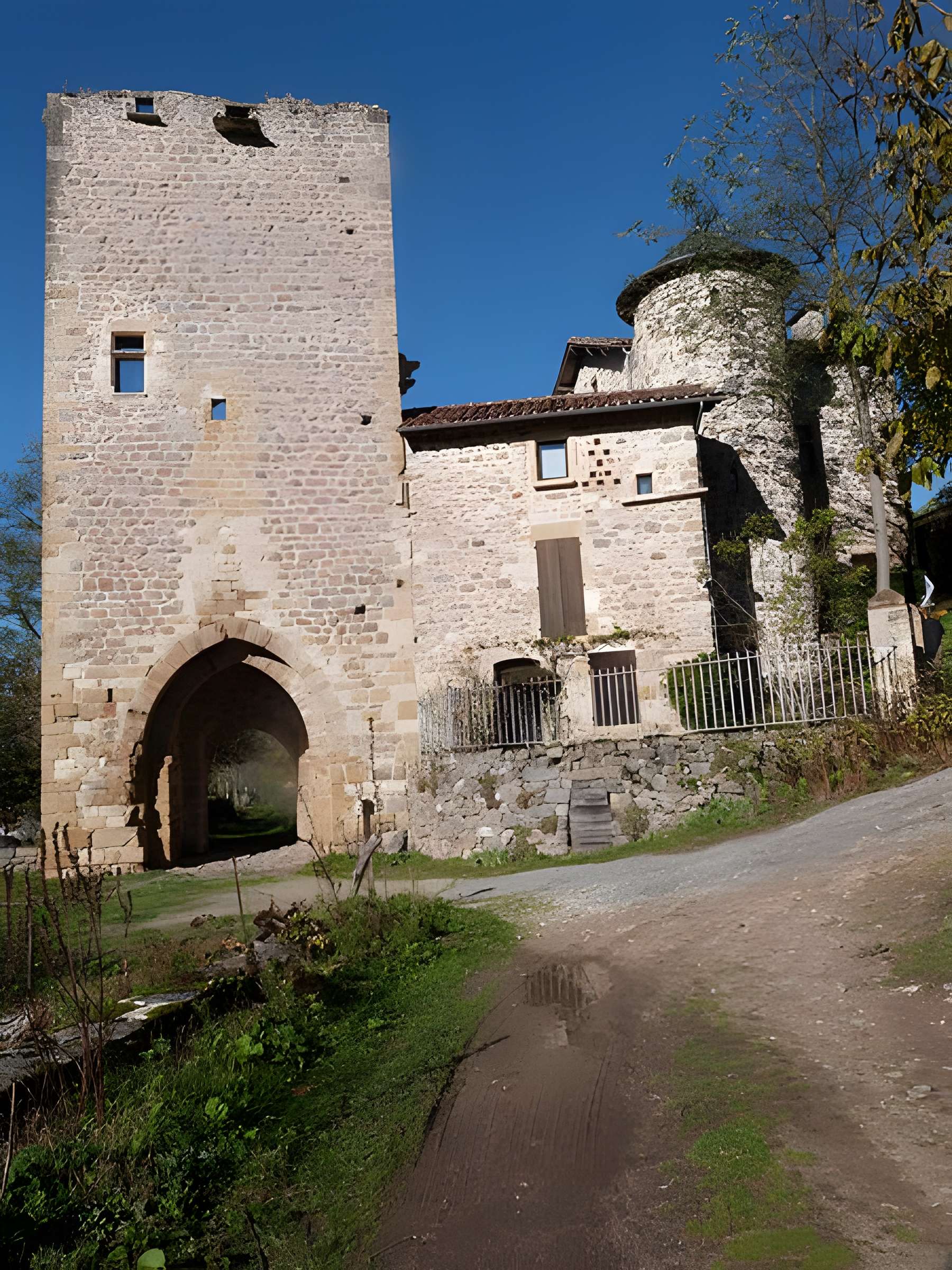 Porte de la Barbacane de Peyrusse-le-Roc 