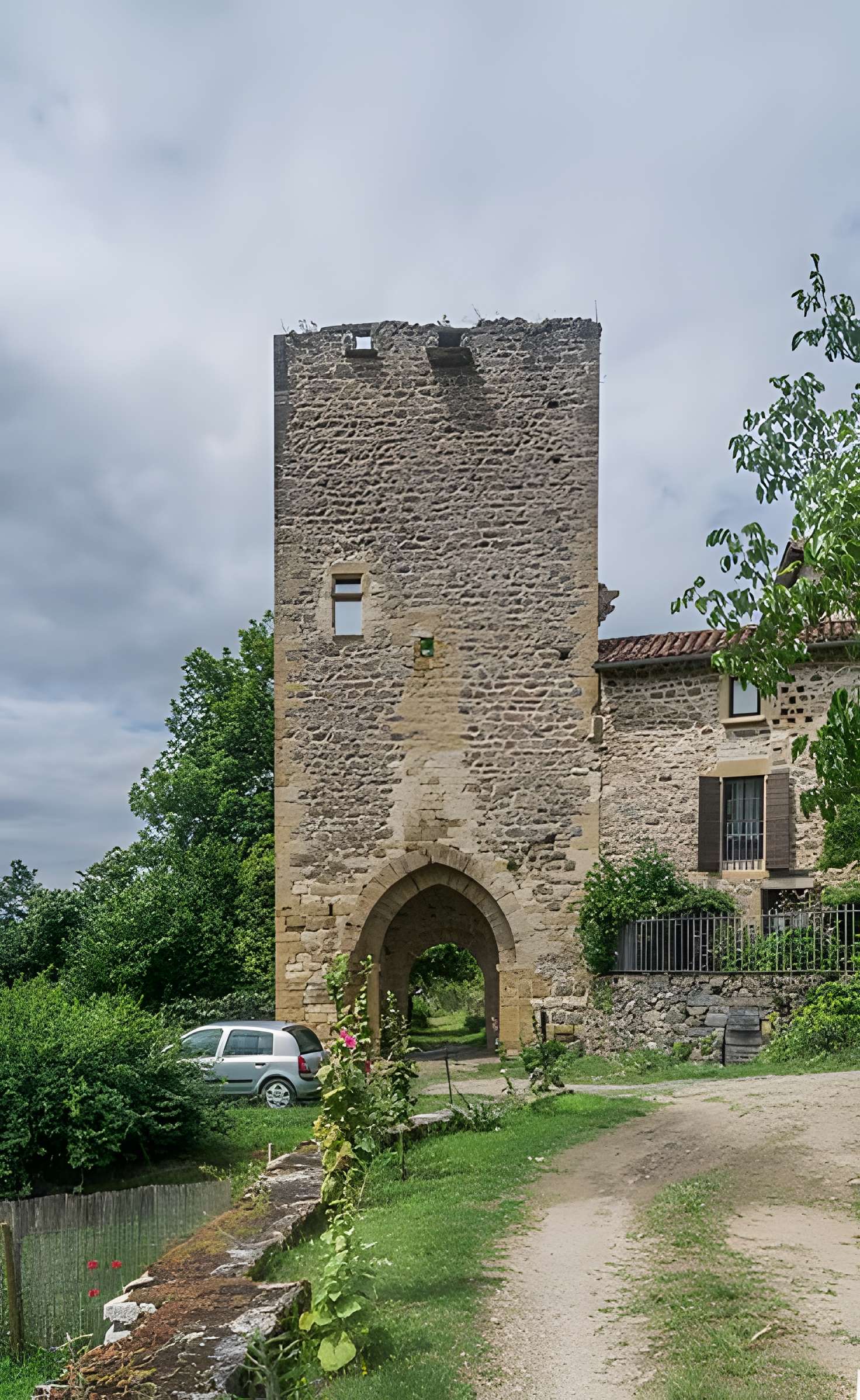 Porte de la Barbacane de Peyrusse-le-Roc