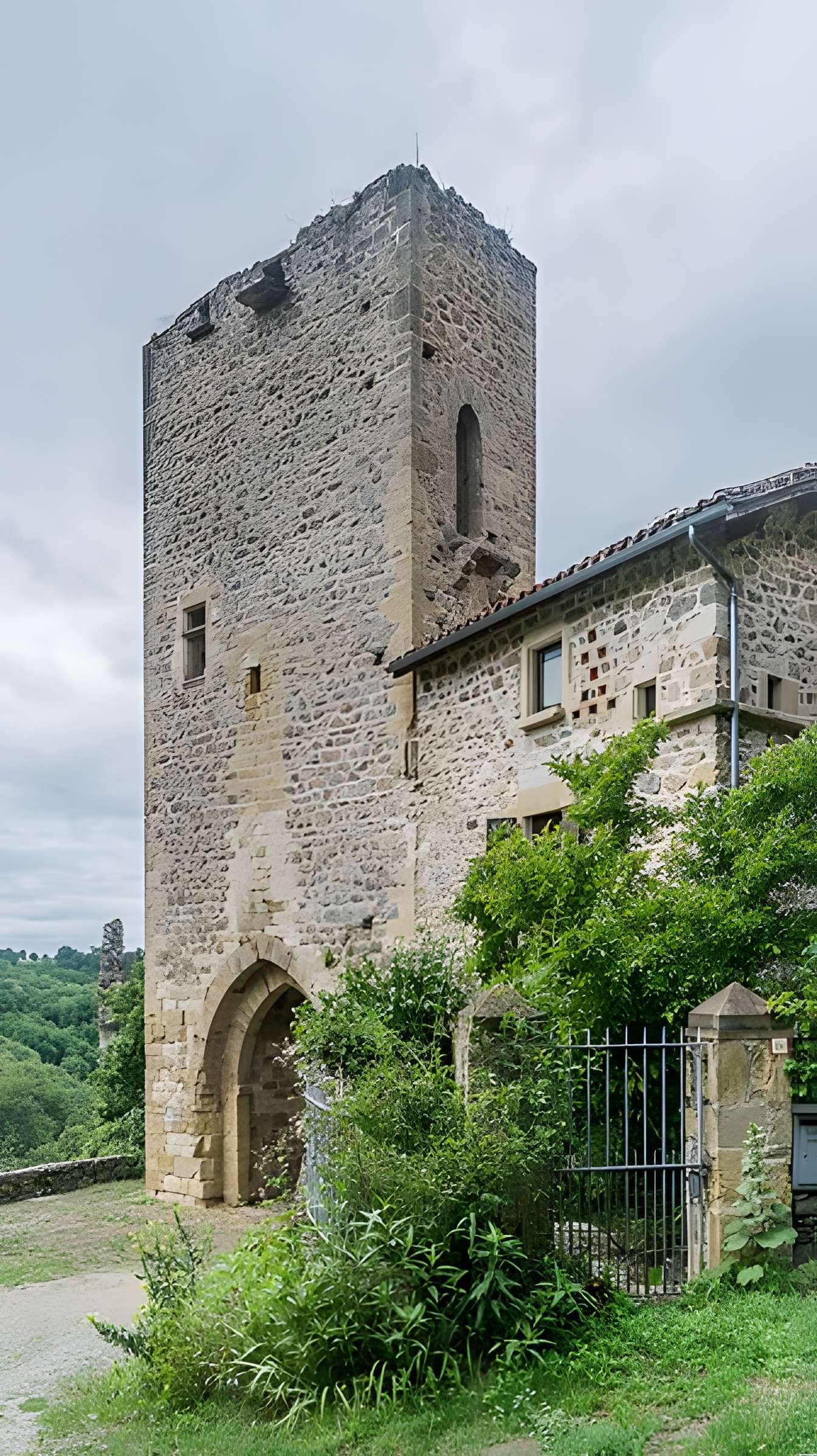 Porte de la Barbacane de Peyrusse-le-Roc