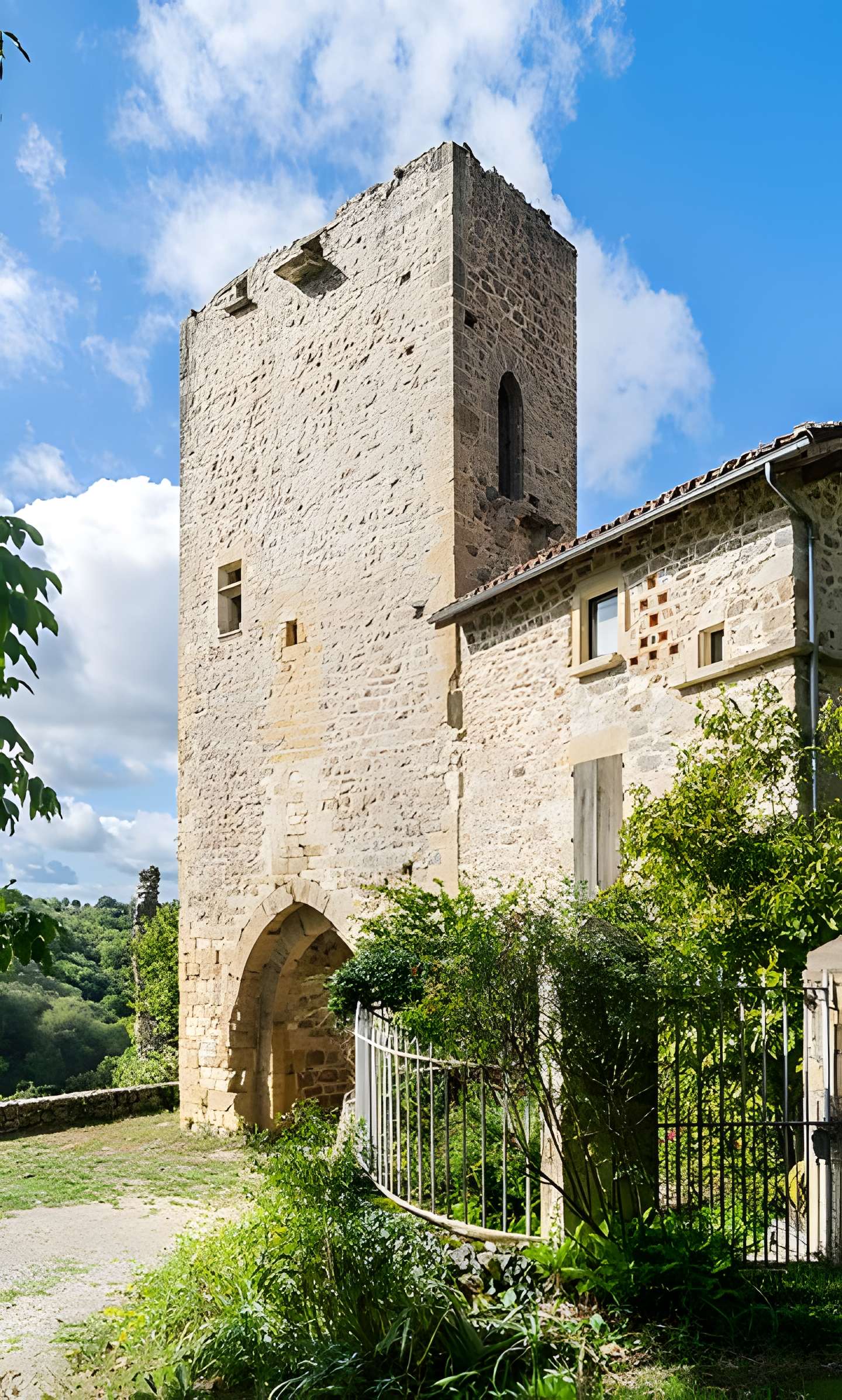 Porte de la Barbacane de Peyrusse-le-Roc
