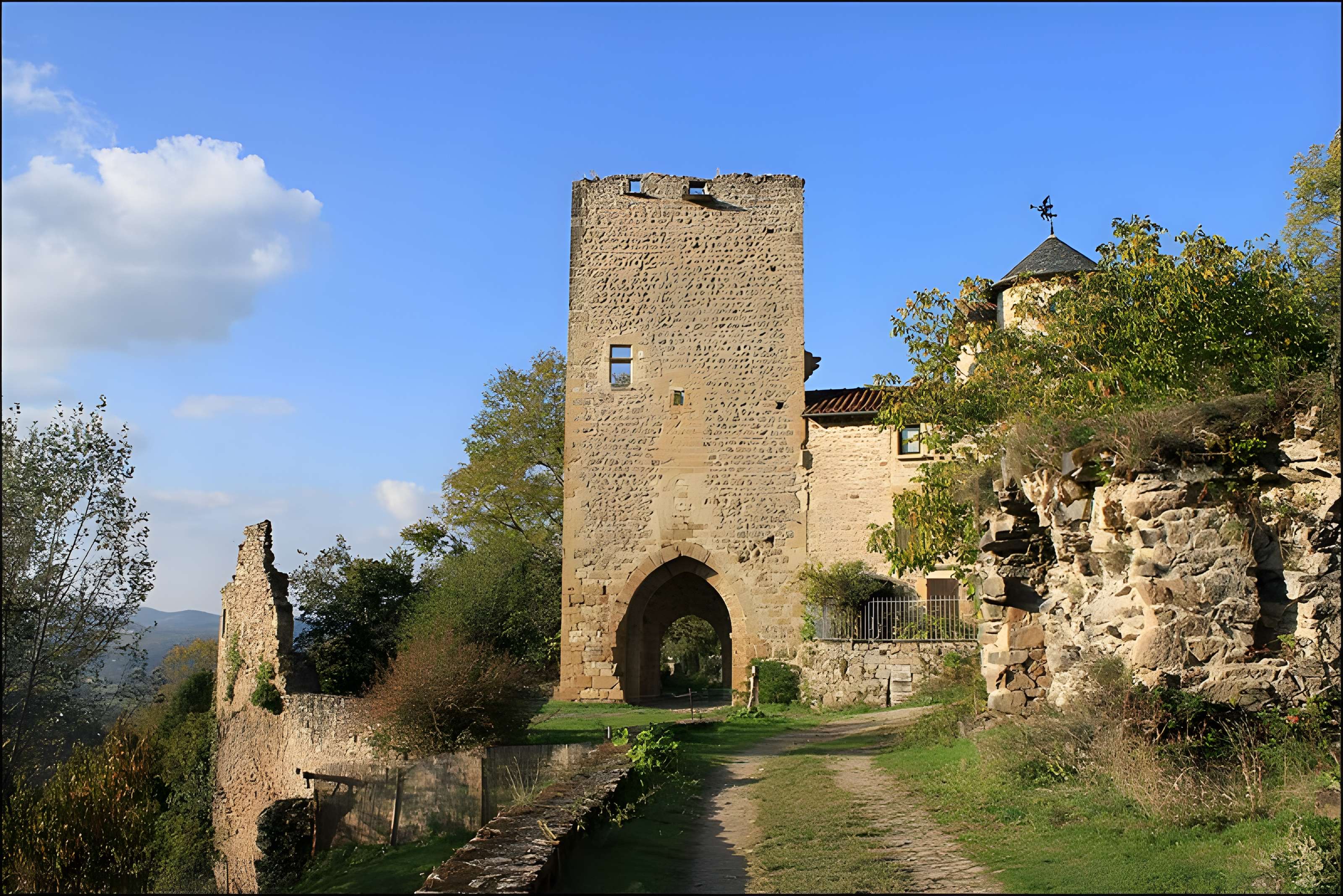 Porte de la Barbacane de Peyrusse-le-Roc