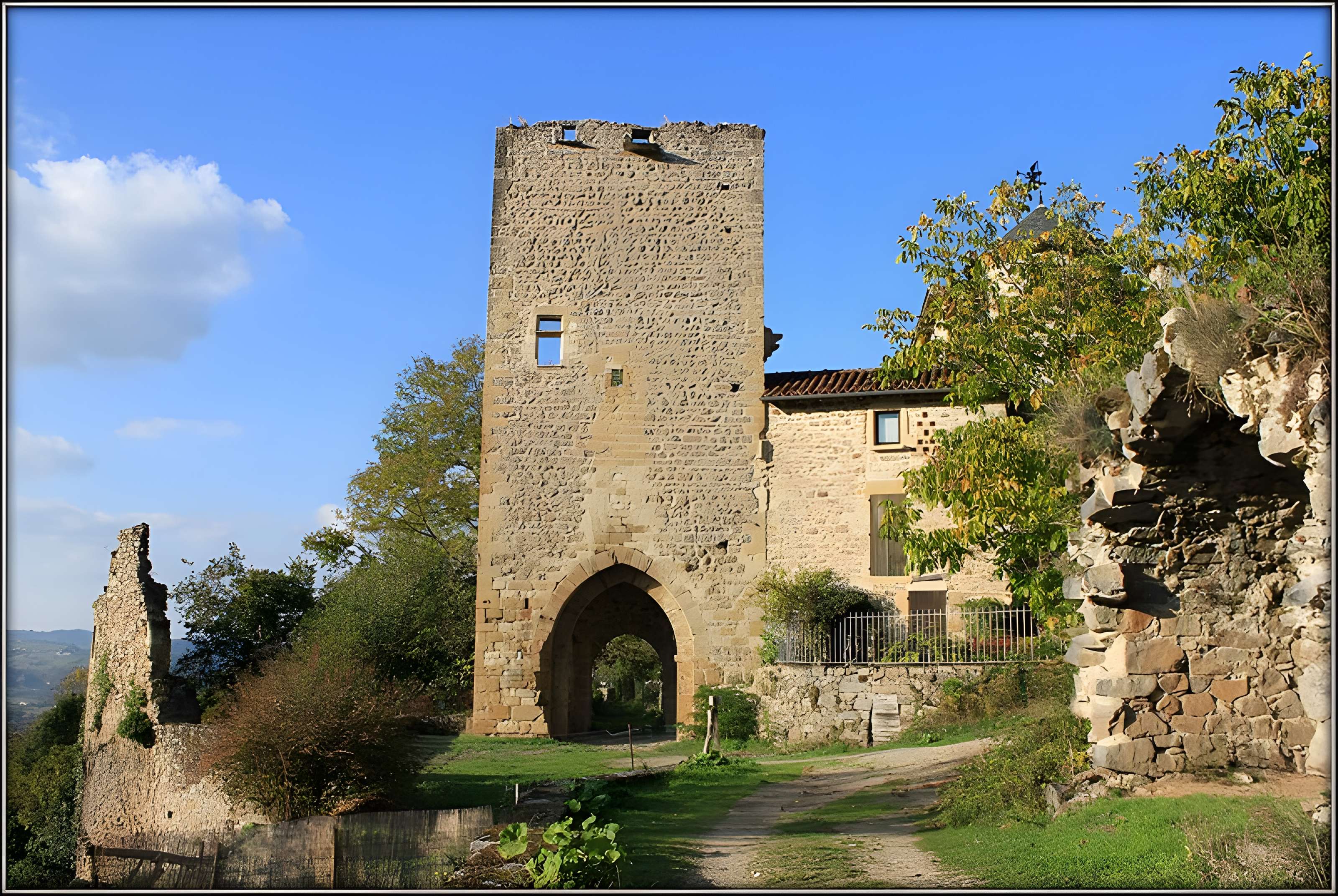 Porte de la Barbacane de Peyrusse-le-Roc