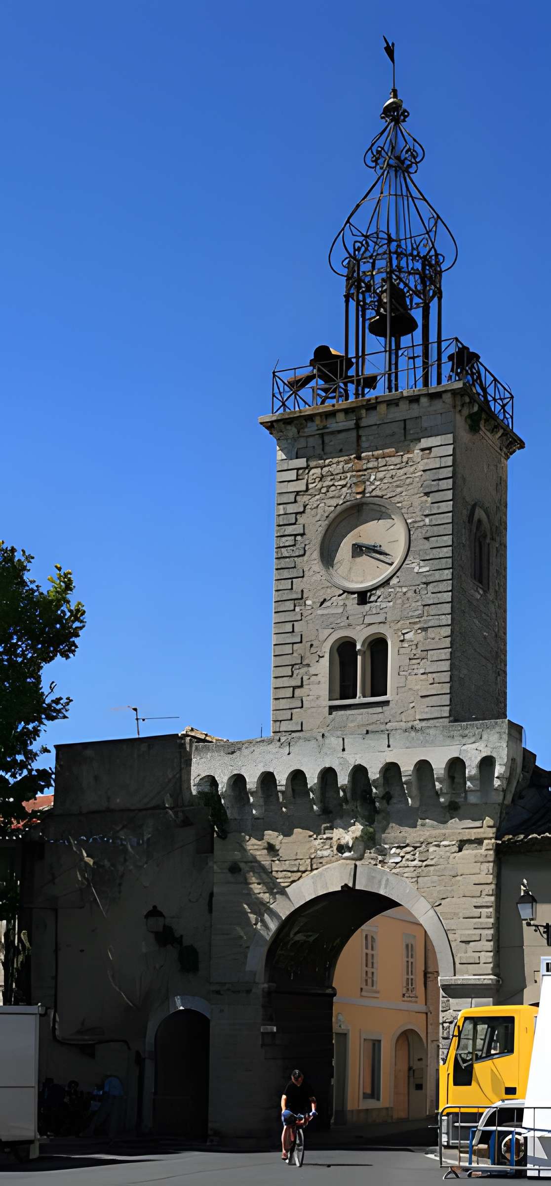 Porte de l'Horloge du Thor
