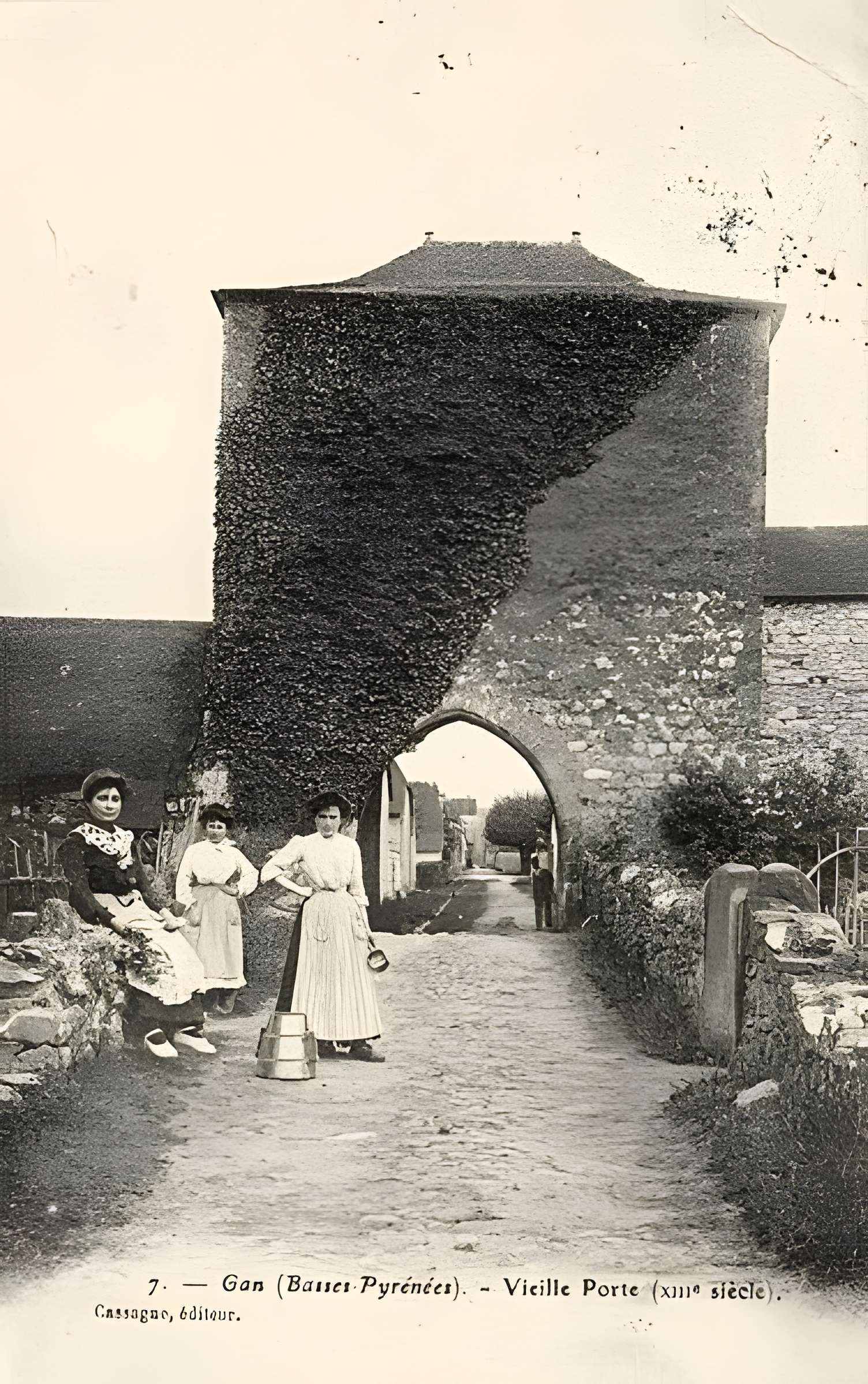 Porte de ville de Gan