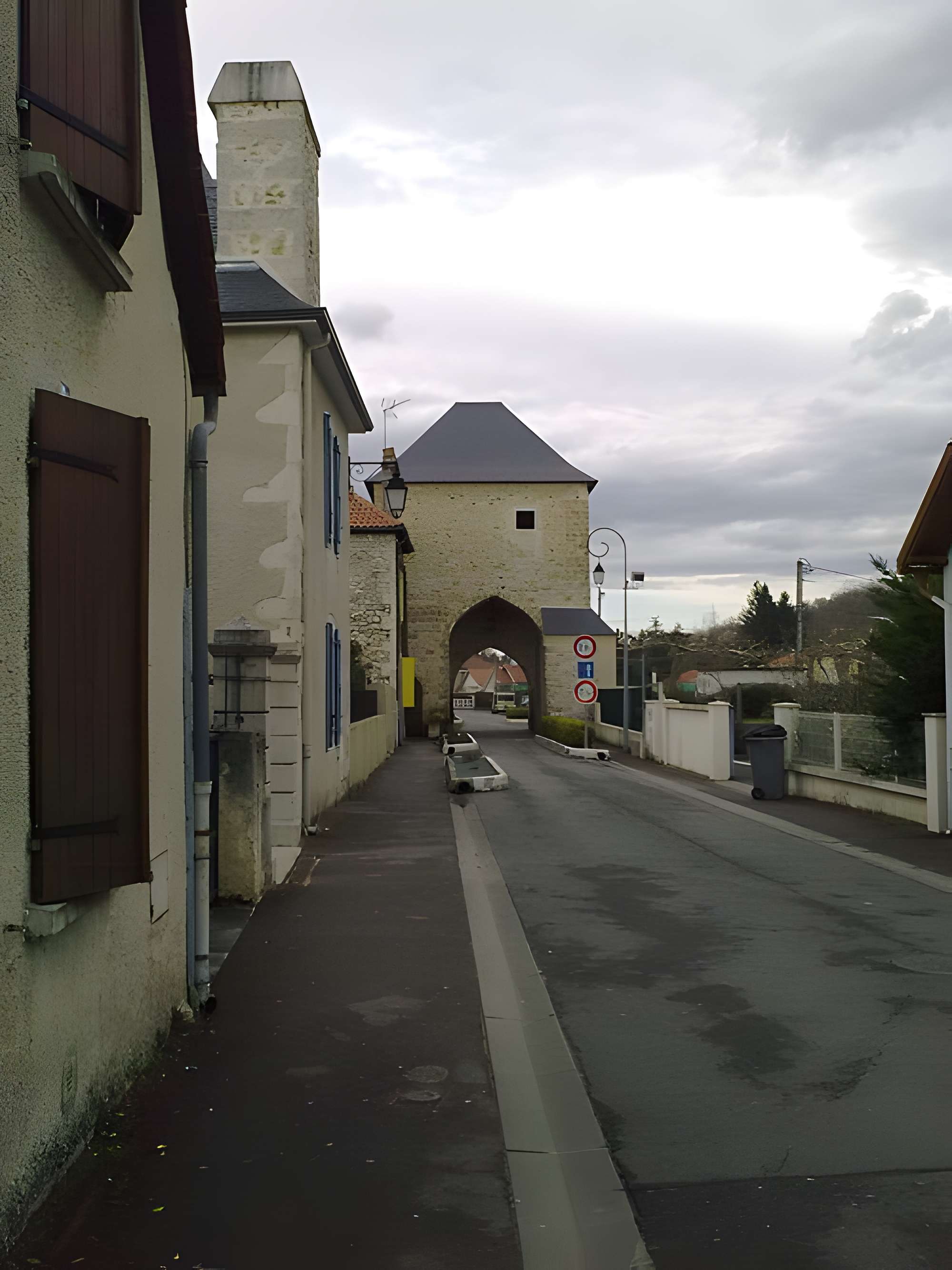 Porte de ville de Gan