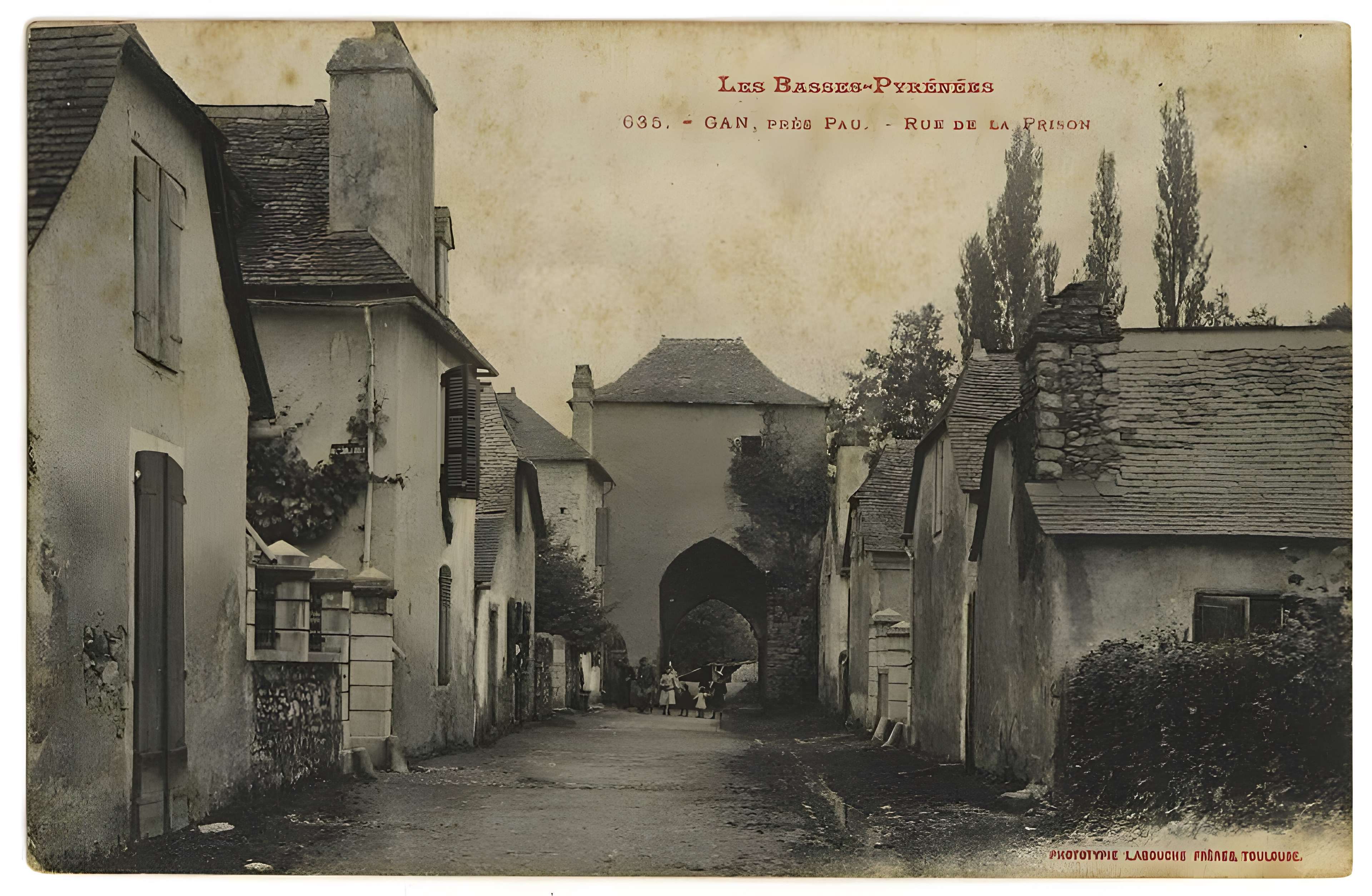 Porte de ville de Gan