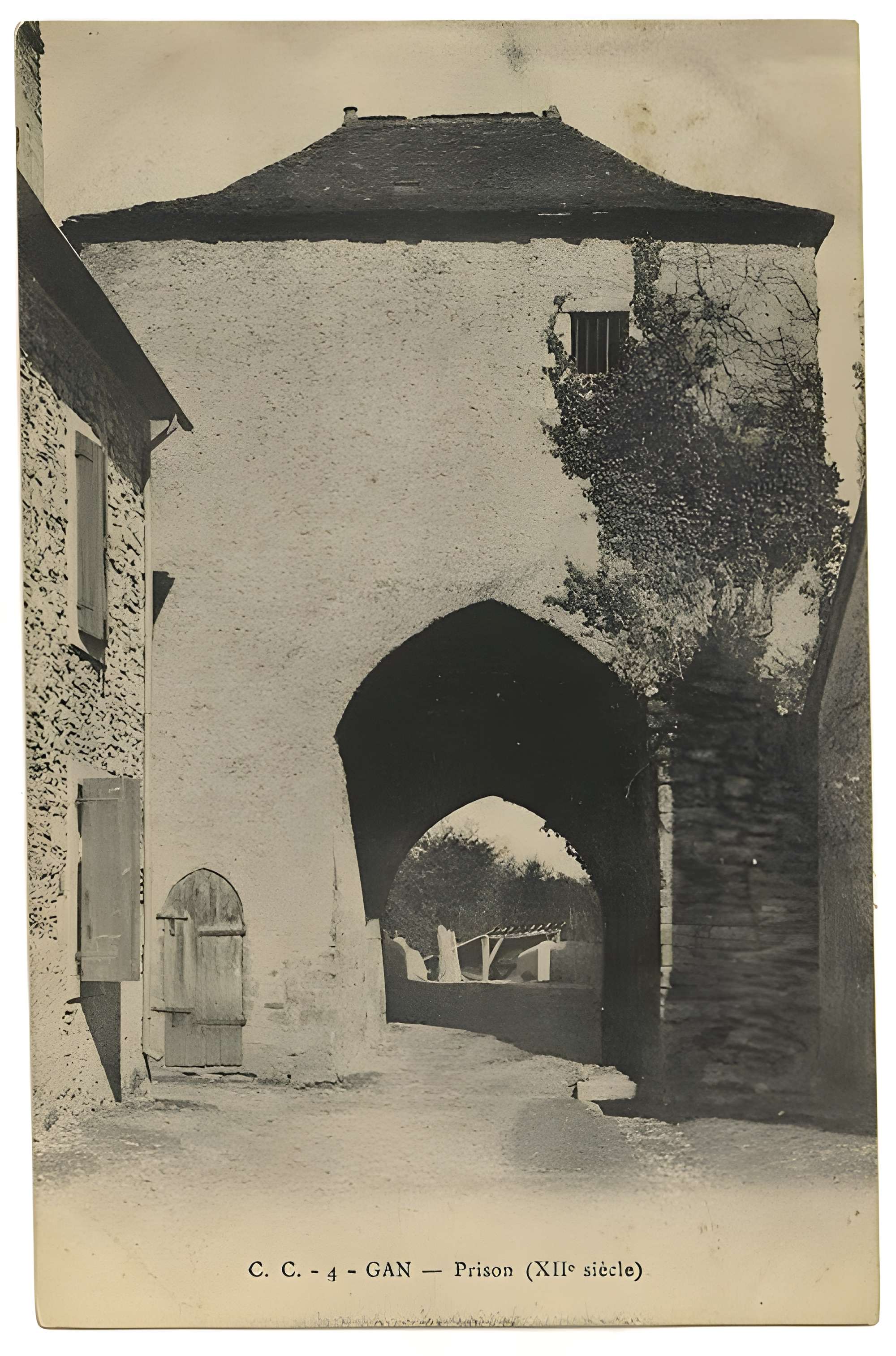 Porte de ville de Gan