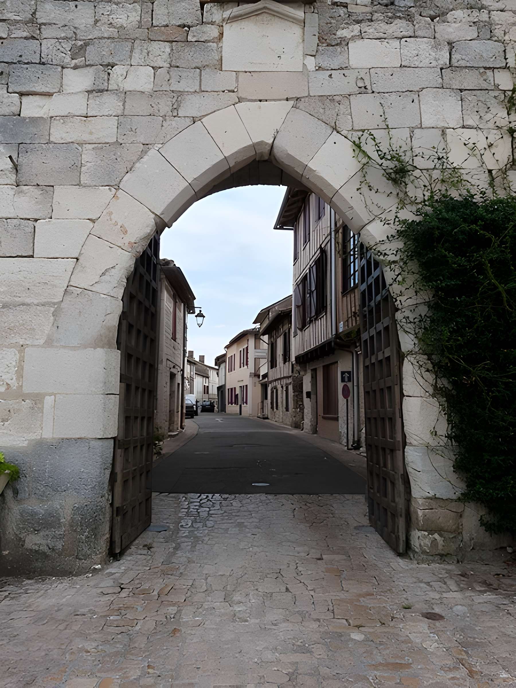 Porte de ville de Montpezat-de-Quercy