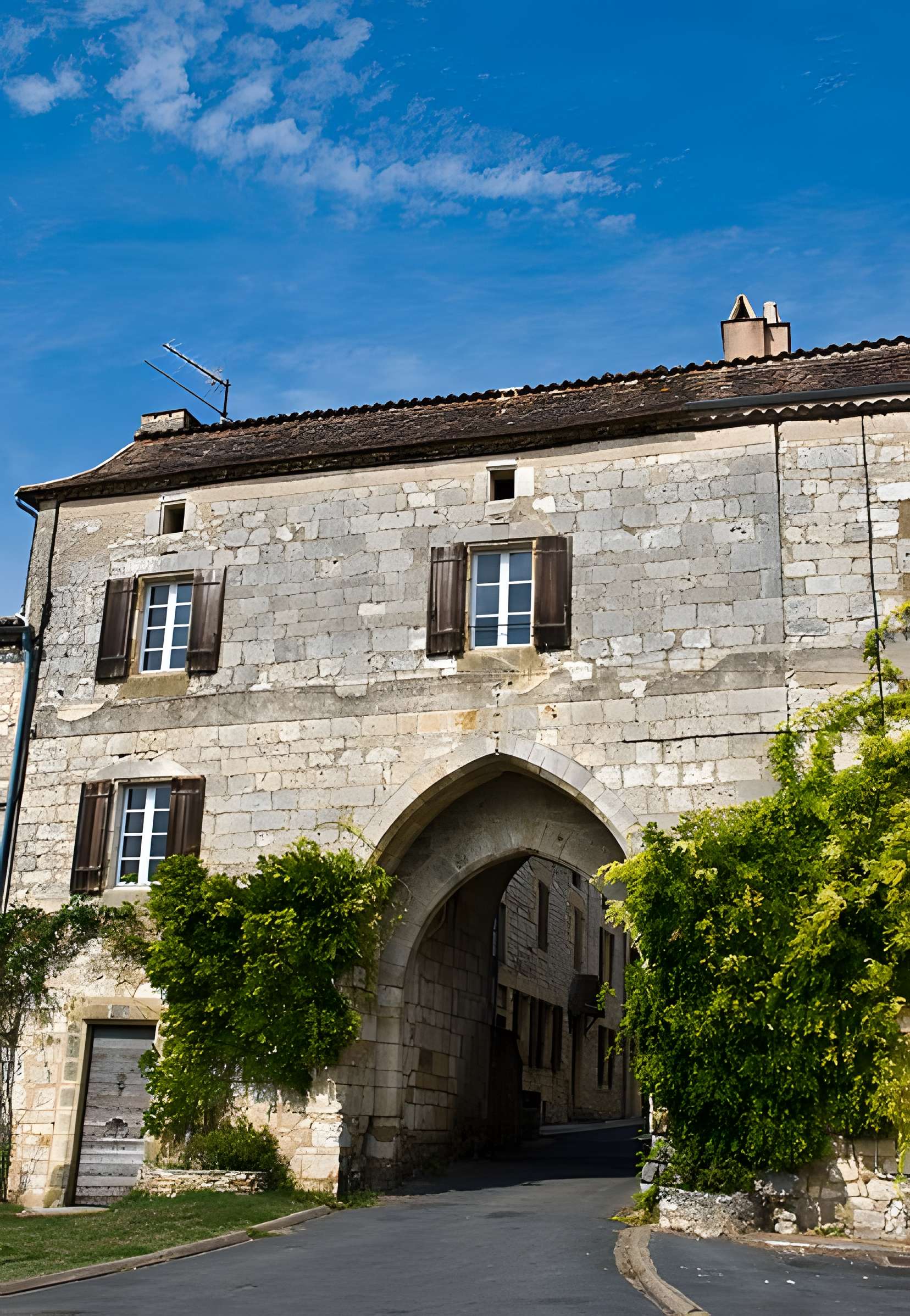 Porte de ville, Rue Saint-Jacques (sud) à Monpazier
