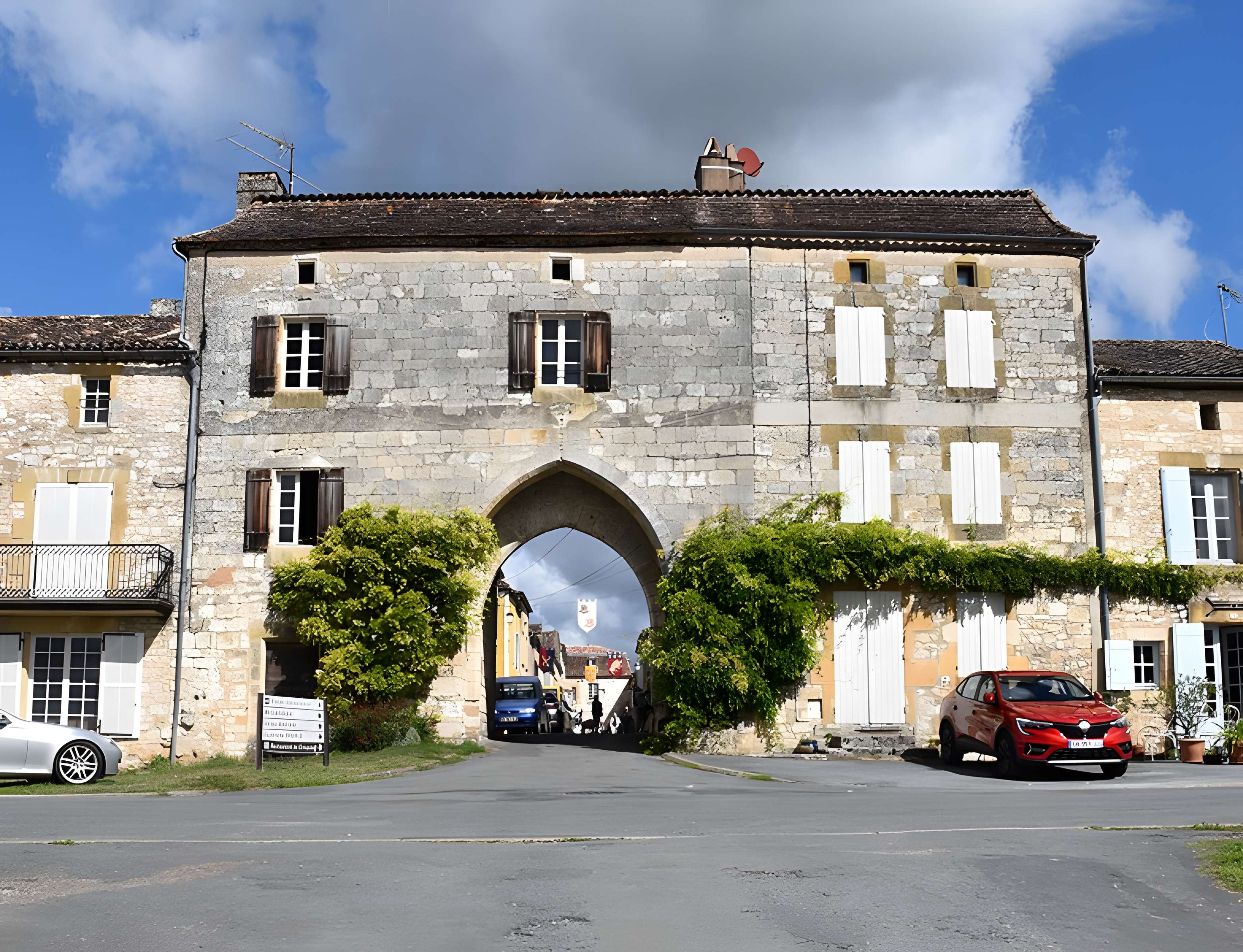 Porte de ville, Rue Saint-Jacques (sud) à Monpazier