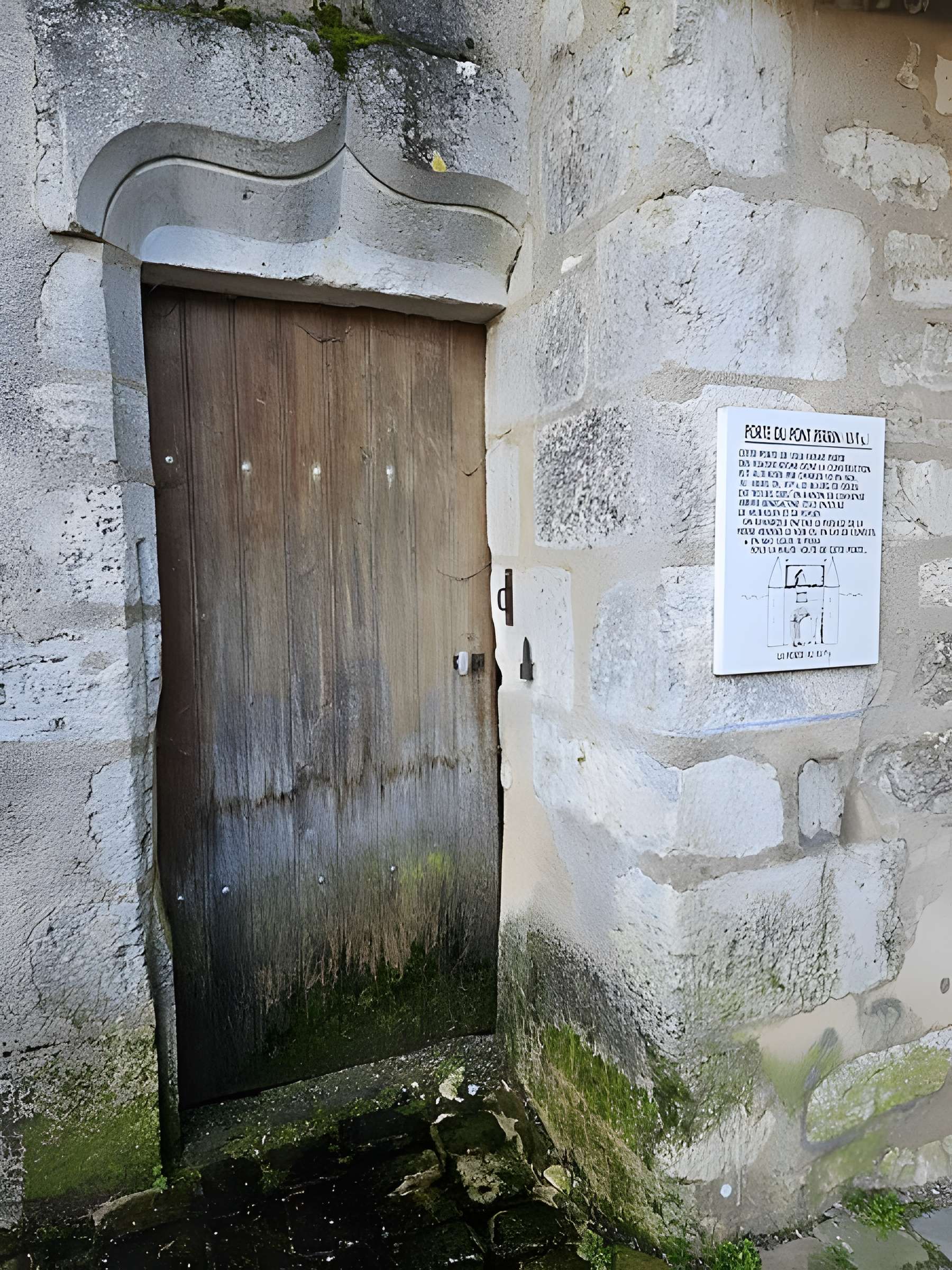 Porte du pont Perrin à Déols