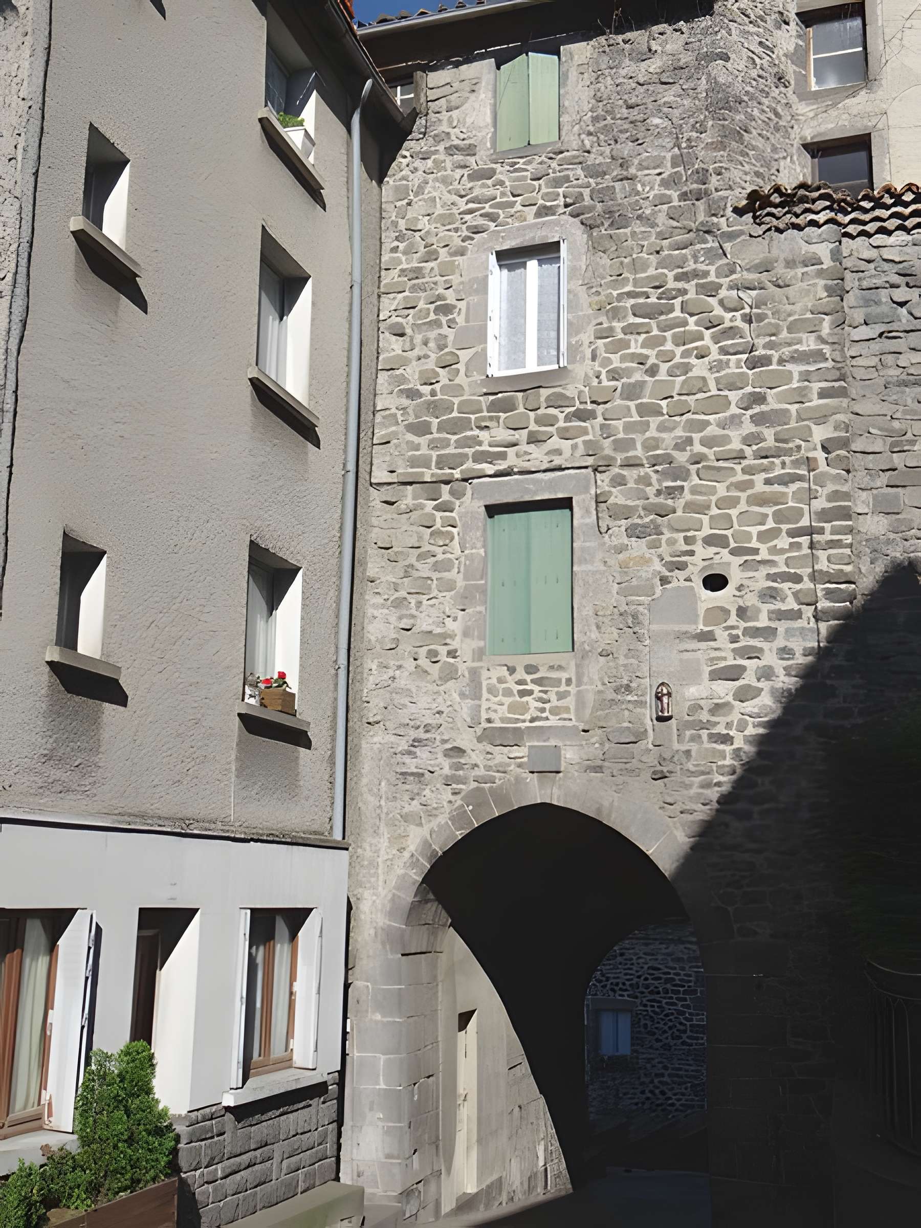 Porte du Thuile de Saint-Flour 