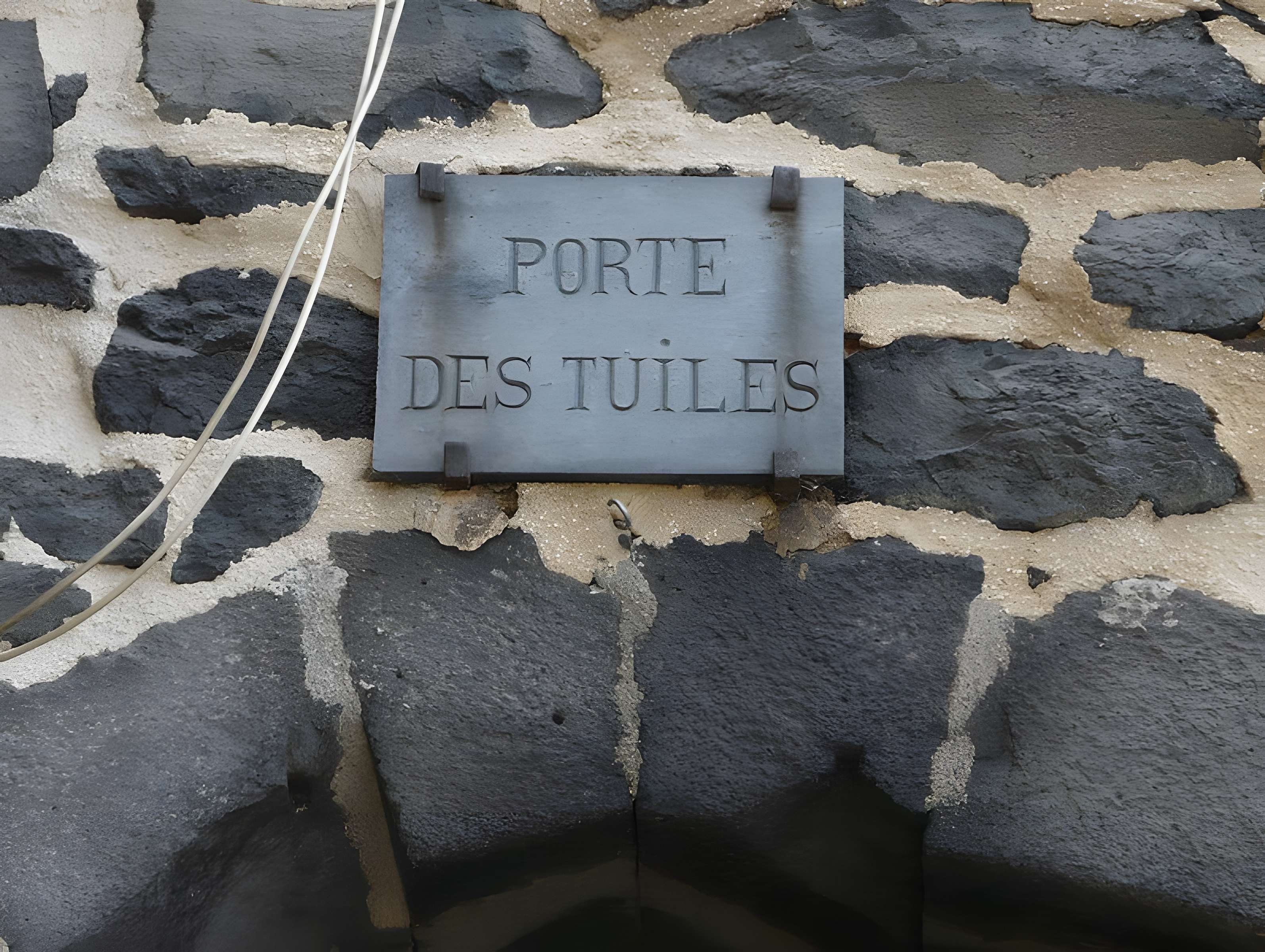 Porte du Thuile de Saint-Flour