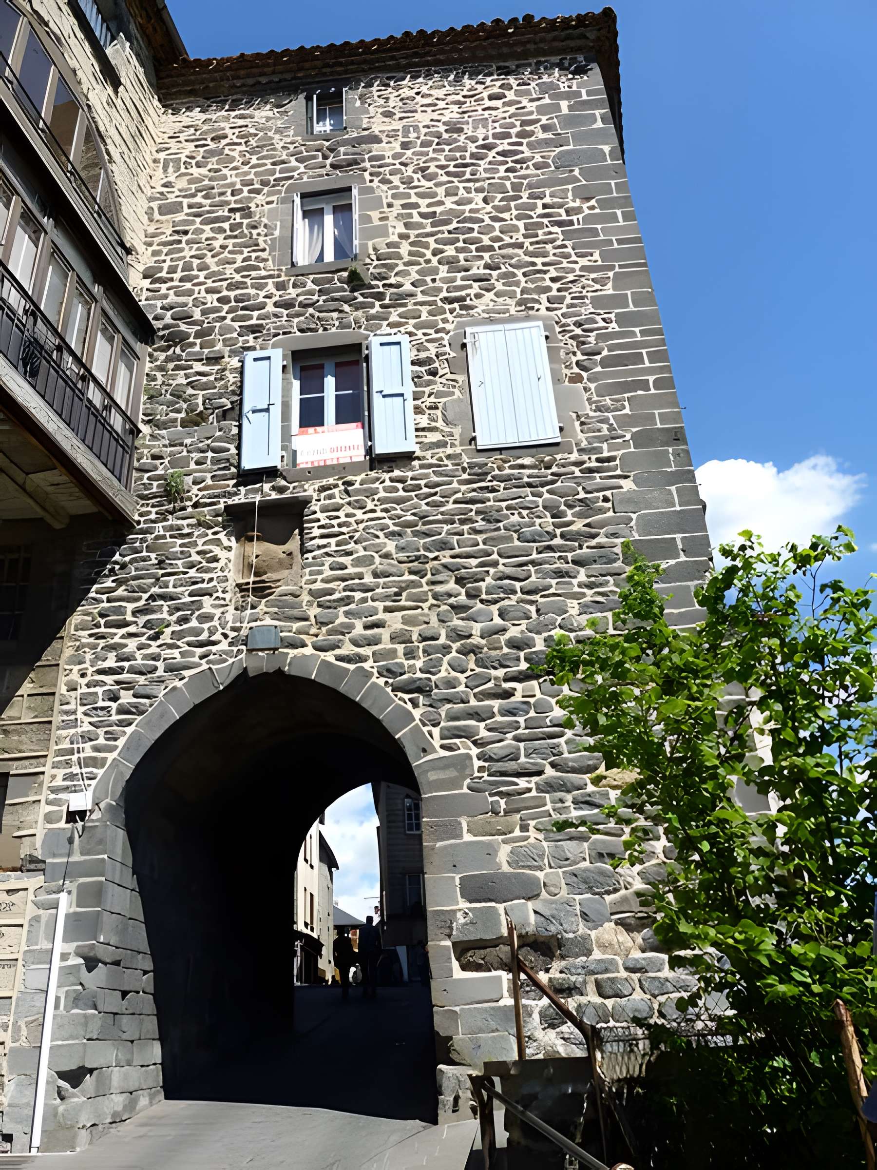 Porte du Thuile de Saint-Flour