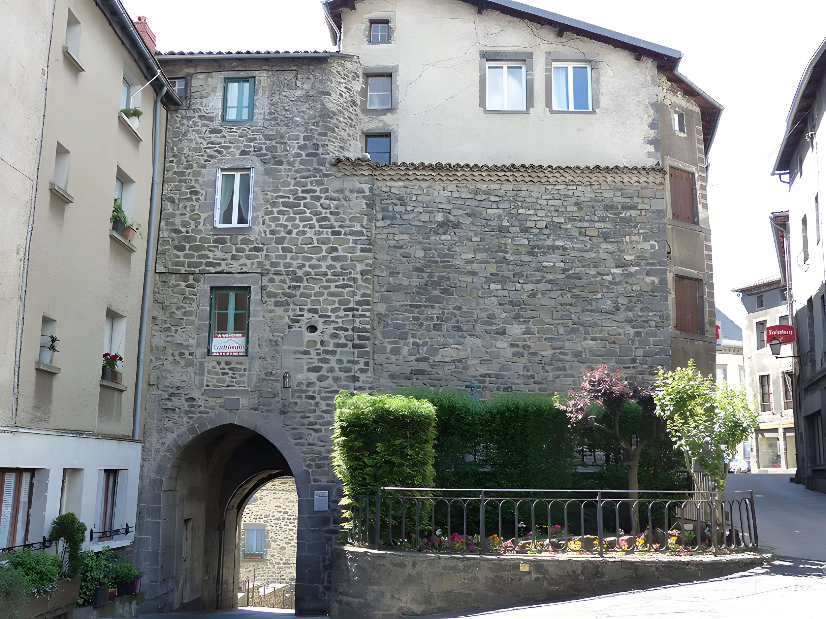 Porte du Thuile de Saint-Flour
