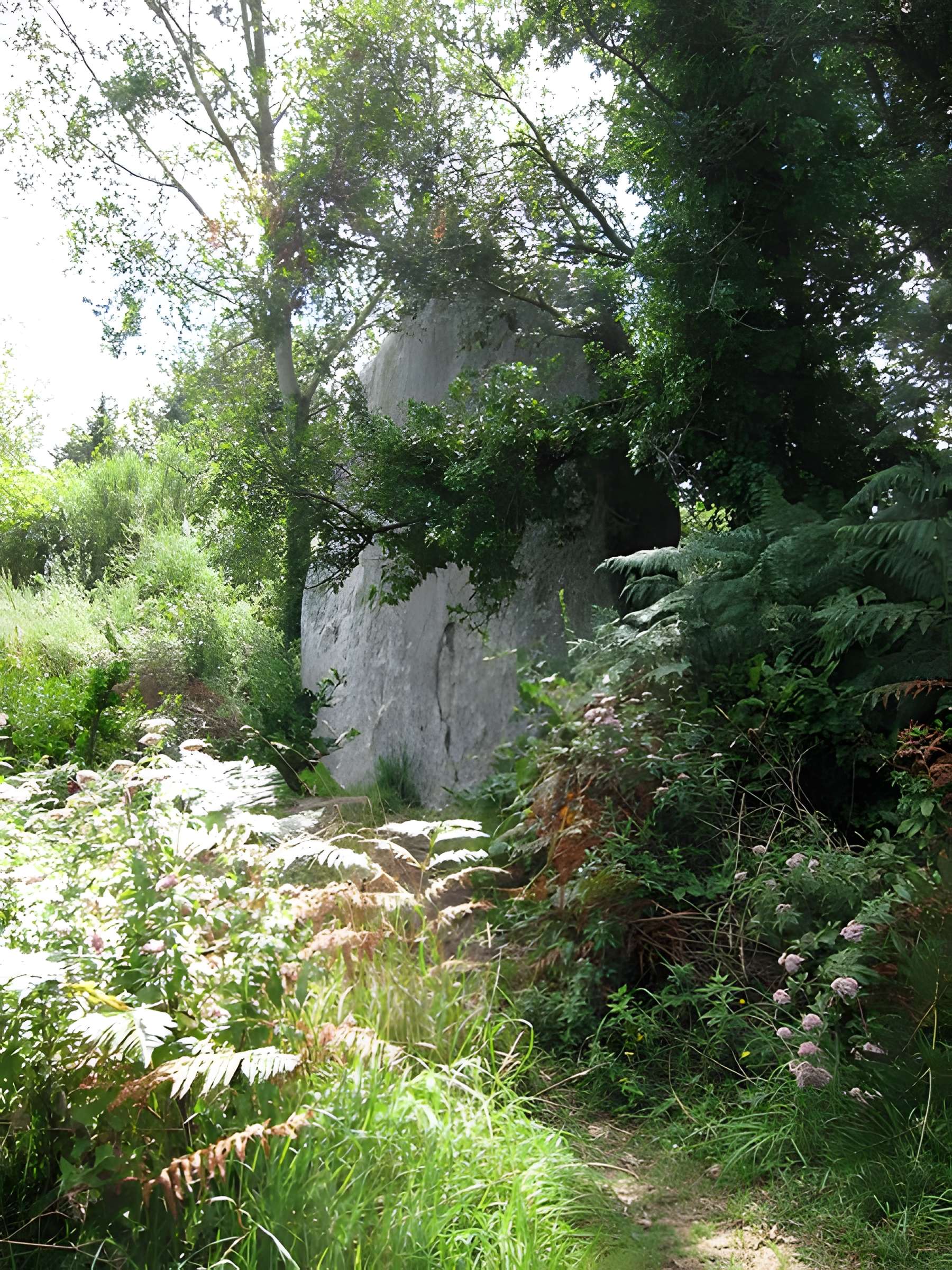 Premier menhir de Kerscaven à Penmarch 