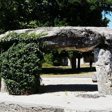 dolmen dit de la pierre levee