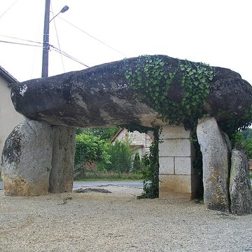 Dolmen dit de La Pierre Levée