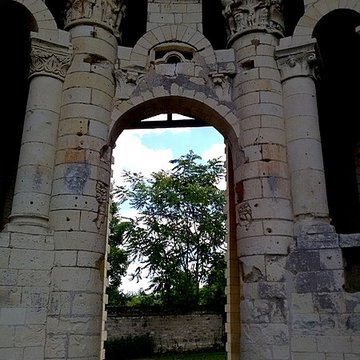 Prieuré Saint-Léonard de LÎle-Bouchard
