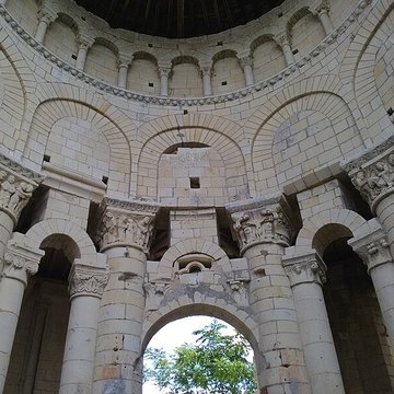 Prieuré Saint-Léonard de LÎle-Bouchard