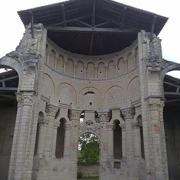 Prieuré Saint-Léonard de LÎle-Bouchard