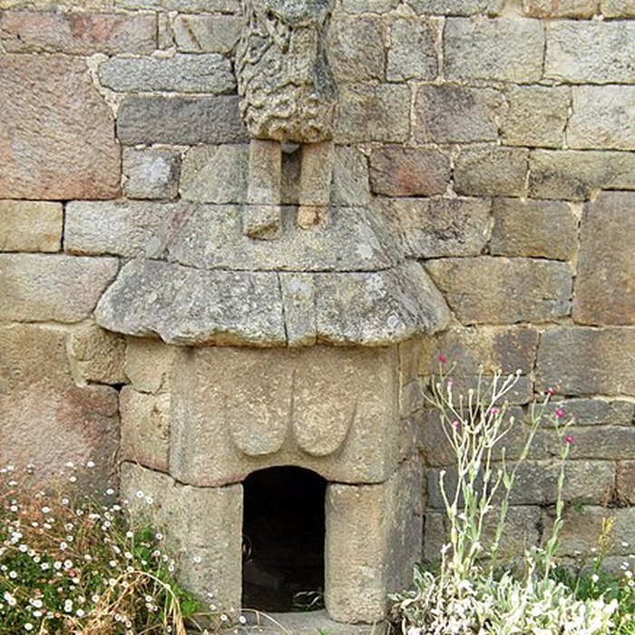 Photo de Puits et niche du Lion de Lanvaudan