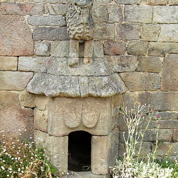 Puits et niche du Lion de Lanvaudan