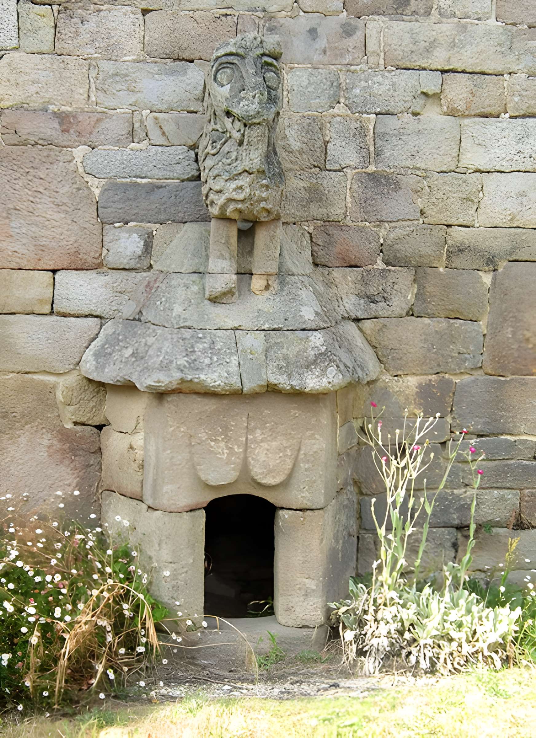 Puits et niche du Lion de Lanvaudan