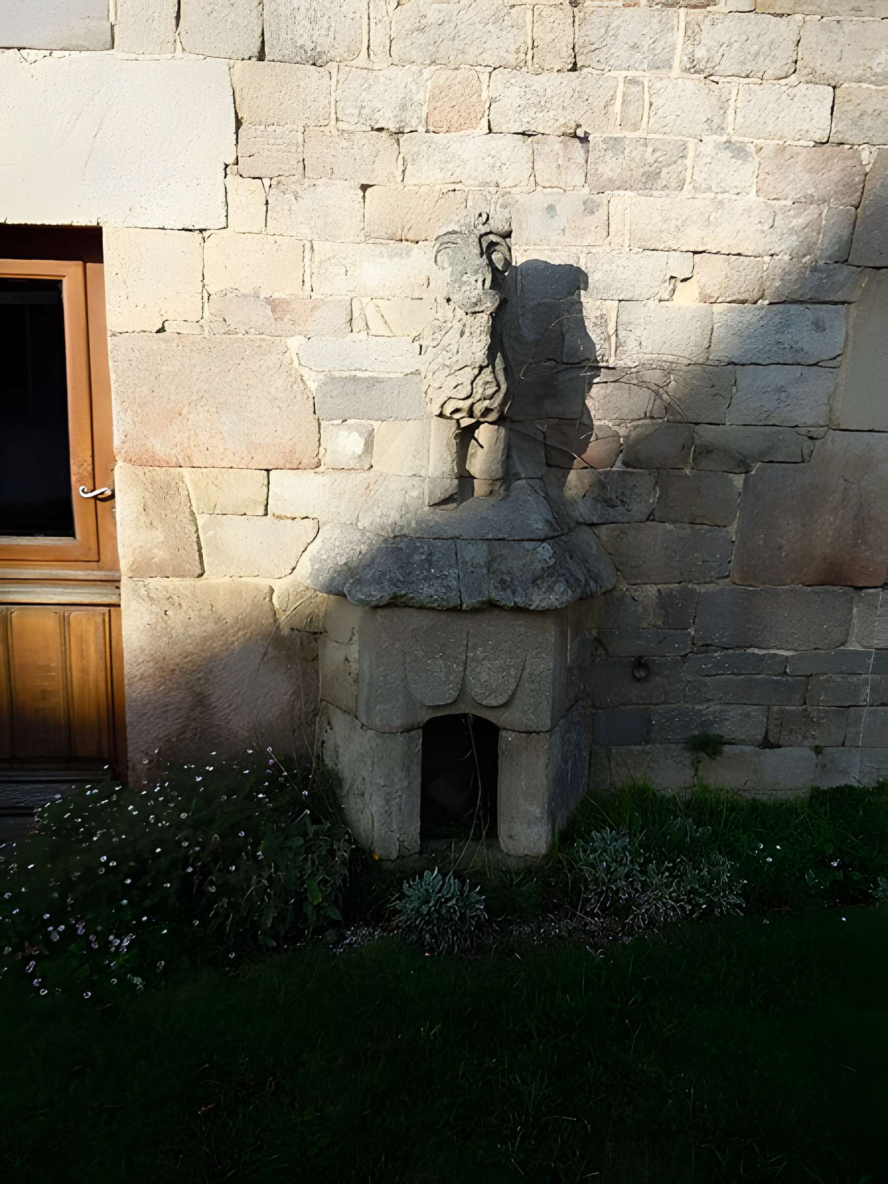 Puits et niche du Lion de Lanvaudan