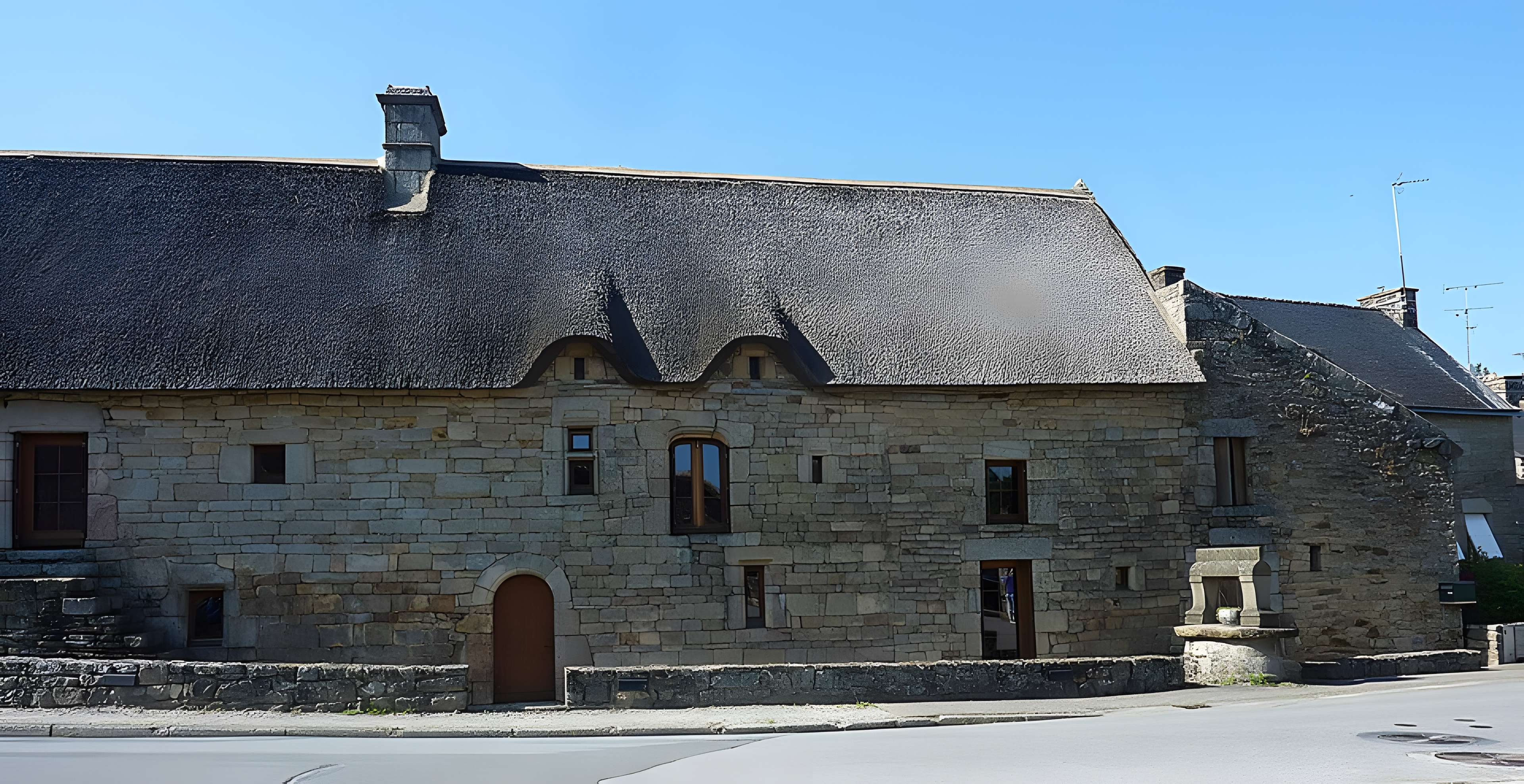 Puits et niche du Lion de Lanvaudan